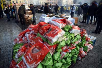 Tysiące bezdomnych na Rynku, Wigilia dla potrzebujących - zdjęcie 2