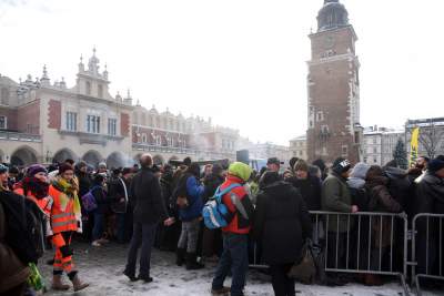 Tysiące bezdomnych na Rynku, Wigilia dla potrzebujących - zdjęcie 15
