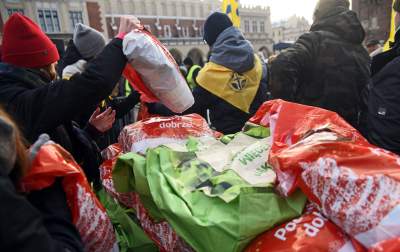 Tysiące bezdomnych na Rynku, Wigilia dla potrzebujących - zdjęcie 12