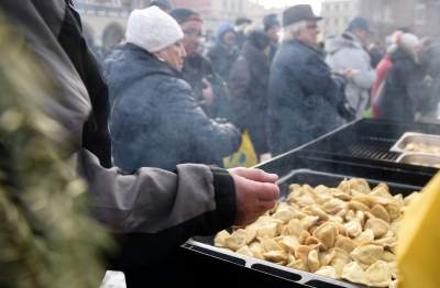 Tysiące bezdomnych na Rynku, Wigilia dla potrzebujących - zdjęcie 8