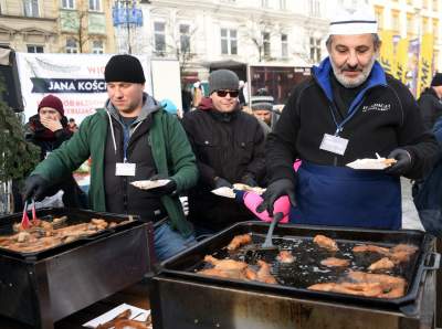 Tysiące bezdomnych na Rynku, Wigilia dla potrzebujących - zdjęcie 13