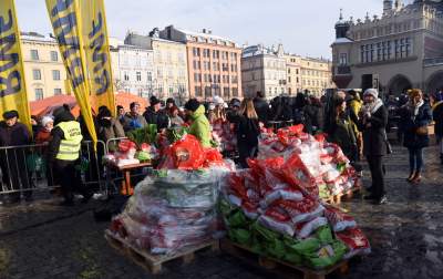 Tysiące bezdomnych na Rynku, Wigilia dla potrzebujących - zdjęcie 23