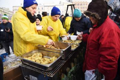 Tysiące bezdomnych na Rynku, Wigilia dla potrzebujących - zdjęcie 14