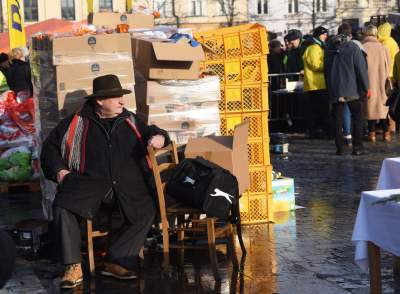 Tysiące bezdomnych na Rynku, Wigilia dla potrzebujących - zdjęcie 21