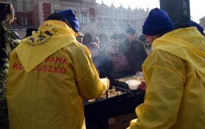 Tysiące bezdomnych na Rynku, Wigilia dla potrzebujących - zdjęcie 20