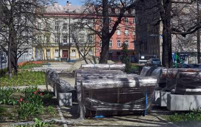 Tak zmienia się Plac Biskupi... - zdjęcie 4