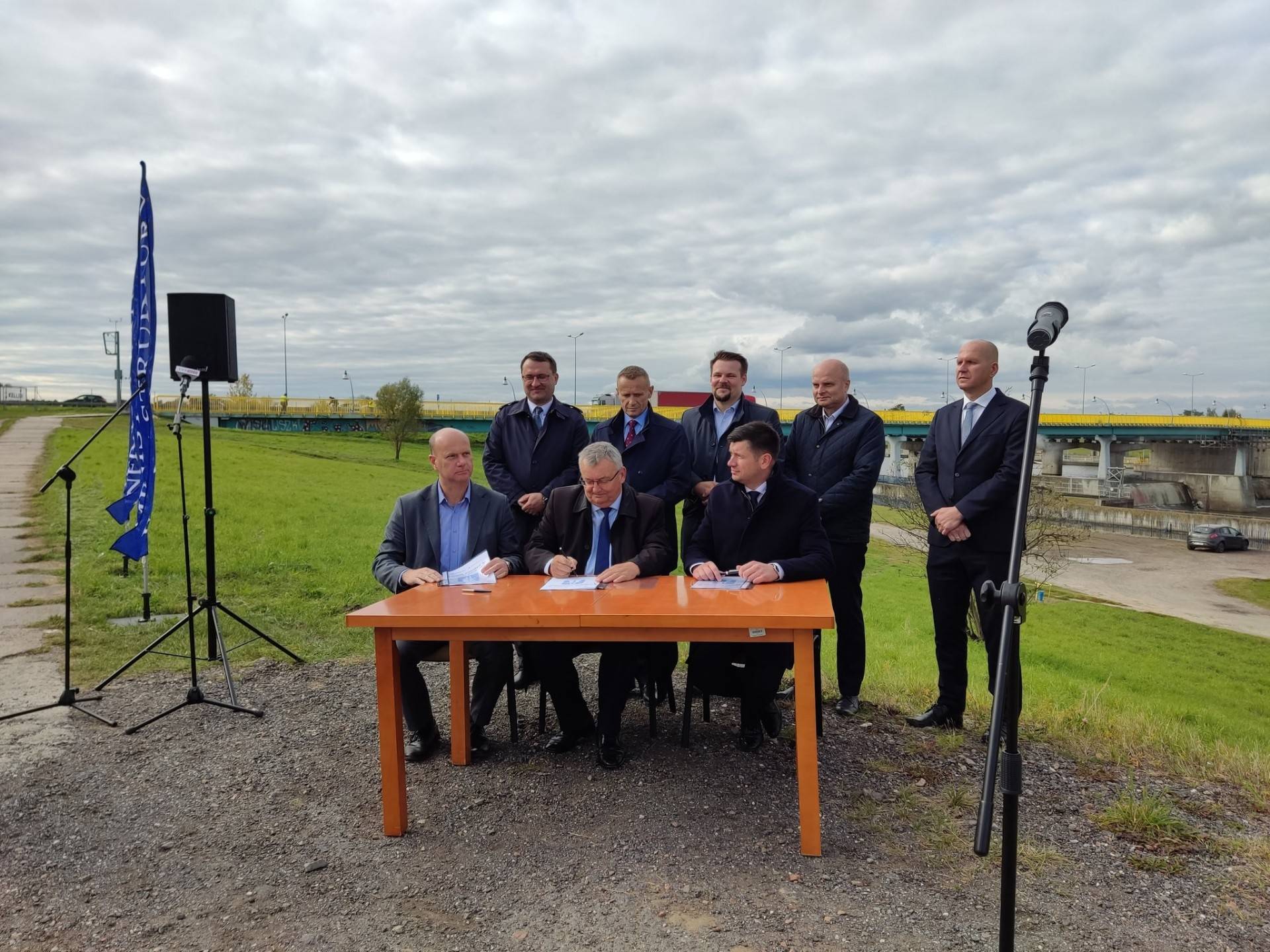 Minister na stoliku przy autostradzie podpisał ważny dokument