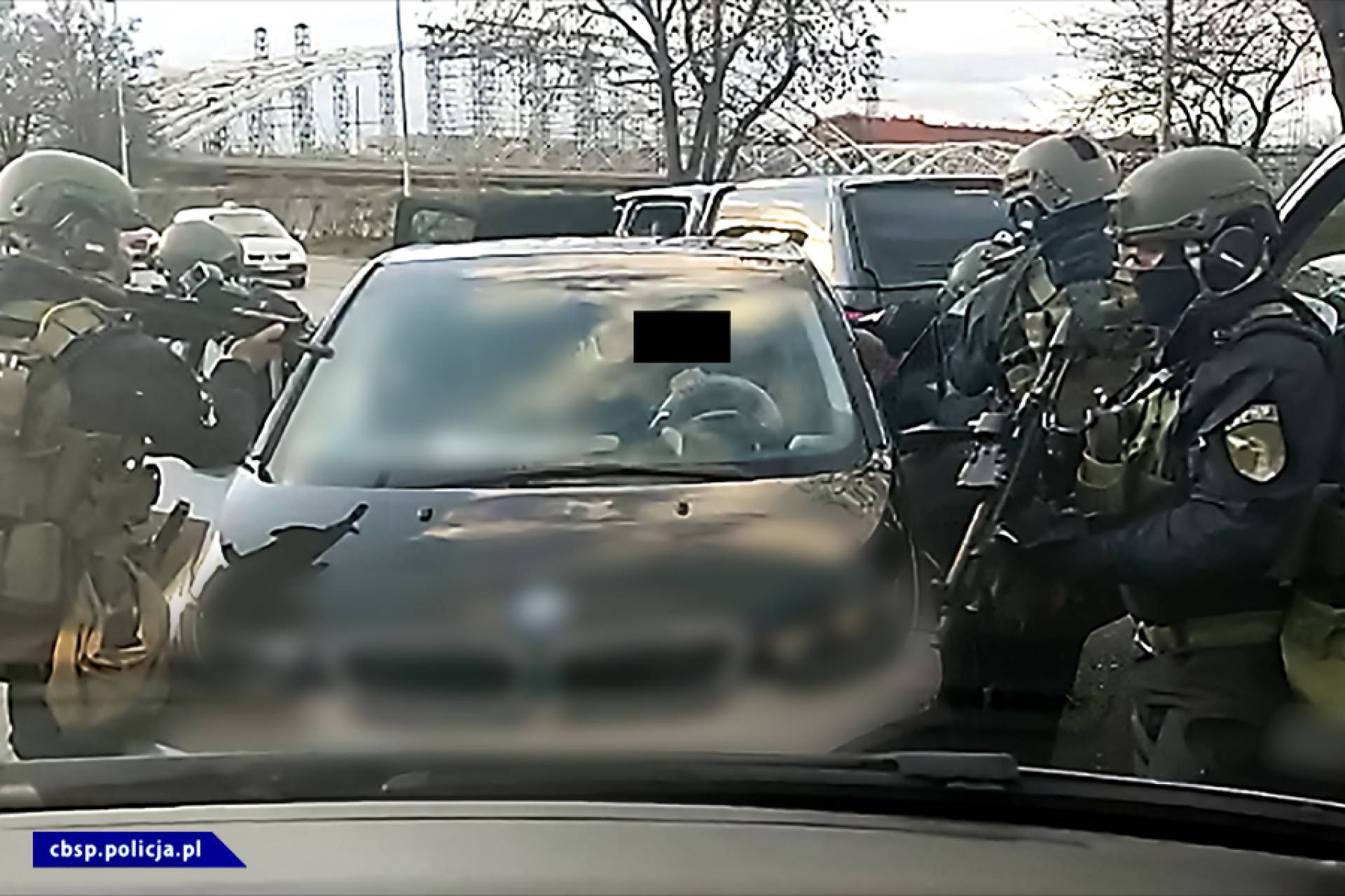 Spektakularna akcja policji na Zabłociu: przejęta broń i narkotyki (wideo)