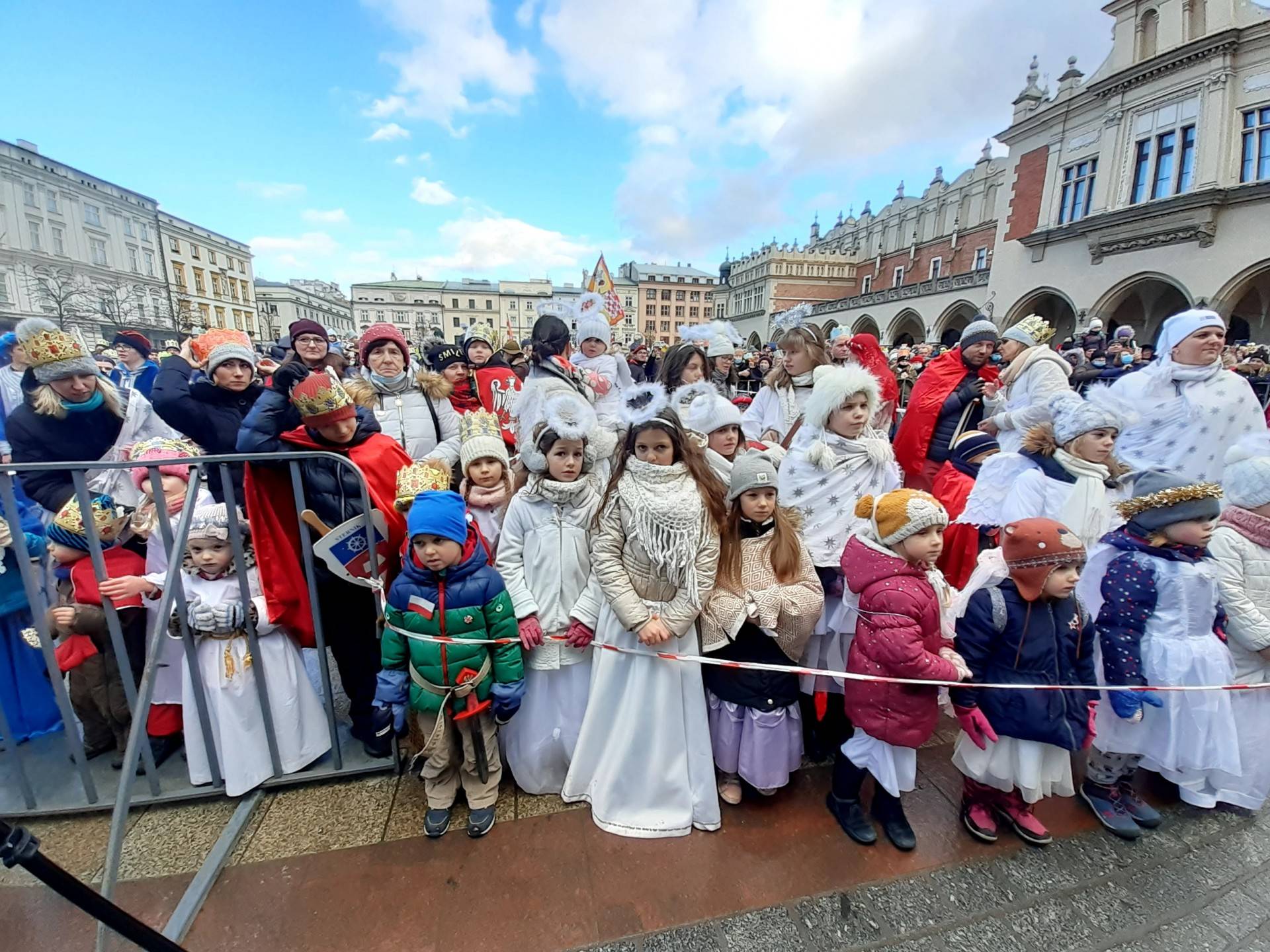 Wszyscy w koronach, niewielu w maskach. Ponad dwa tysiące osób...