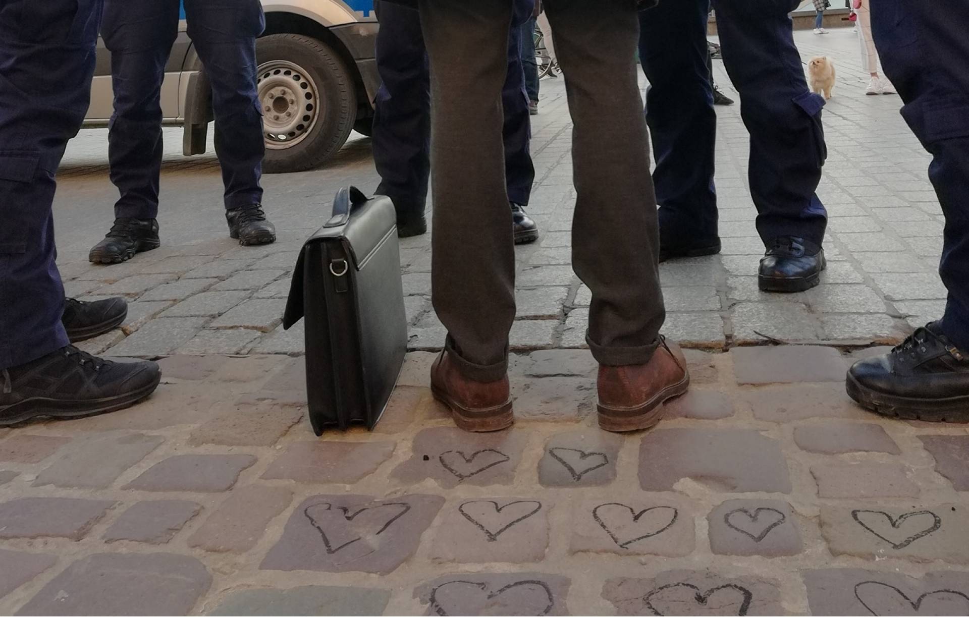 Rysowali węglem serduszka na płycie Rynku. Interweniowała policja