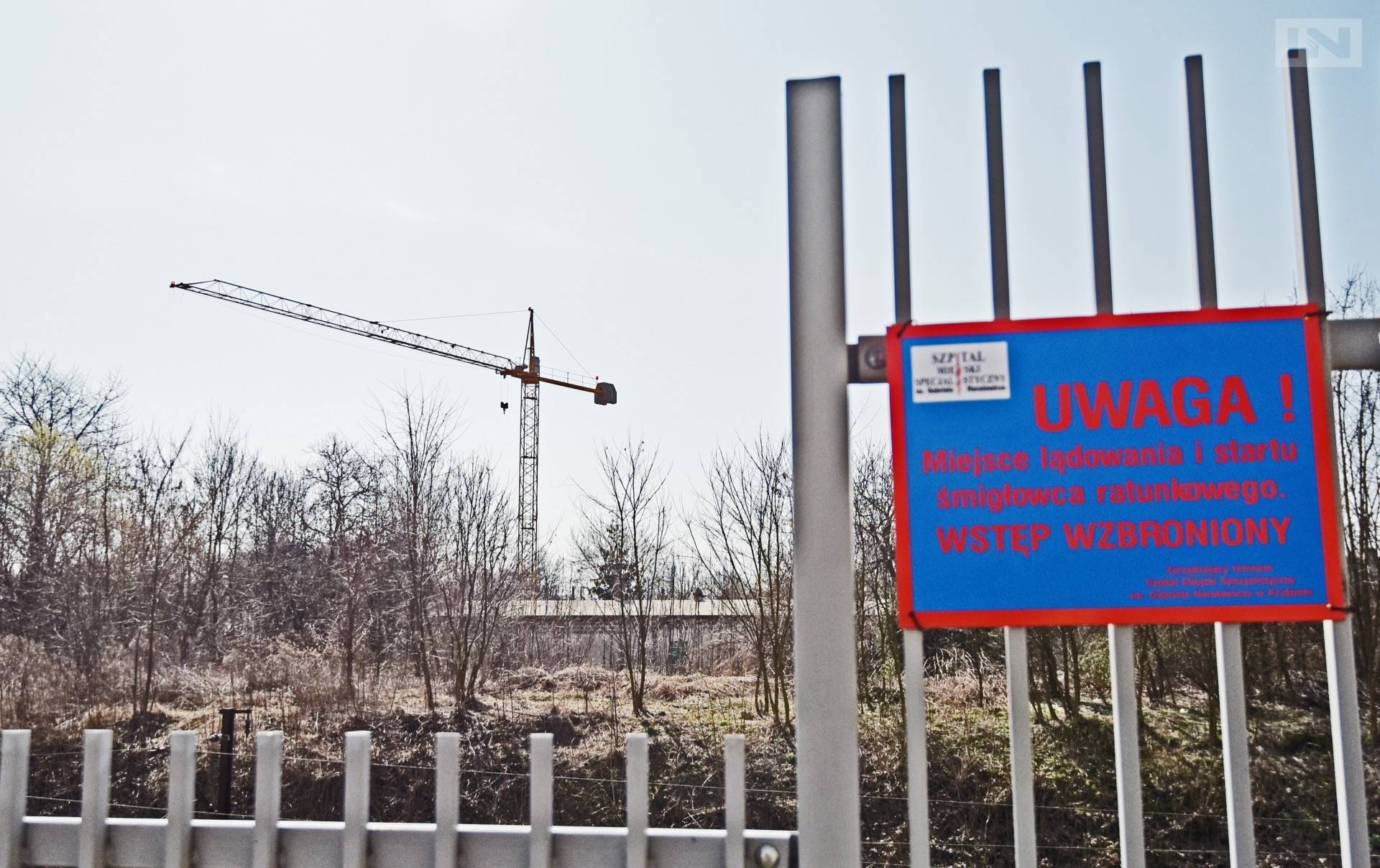 Deweloper: „dźwig, który blokuje szpitalne lądowisko stoi legalnie, winny jest szpital"
