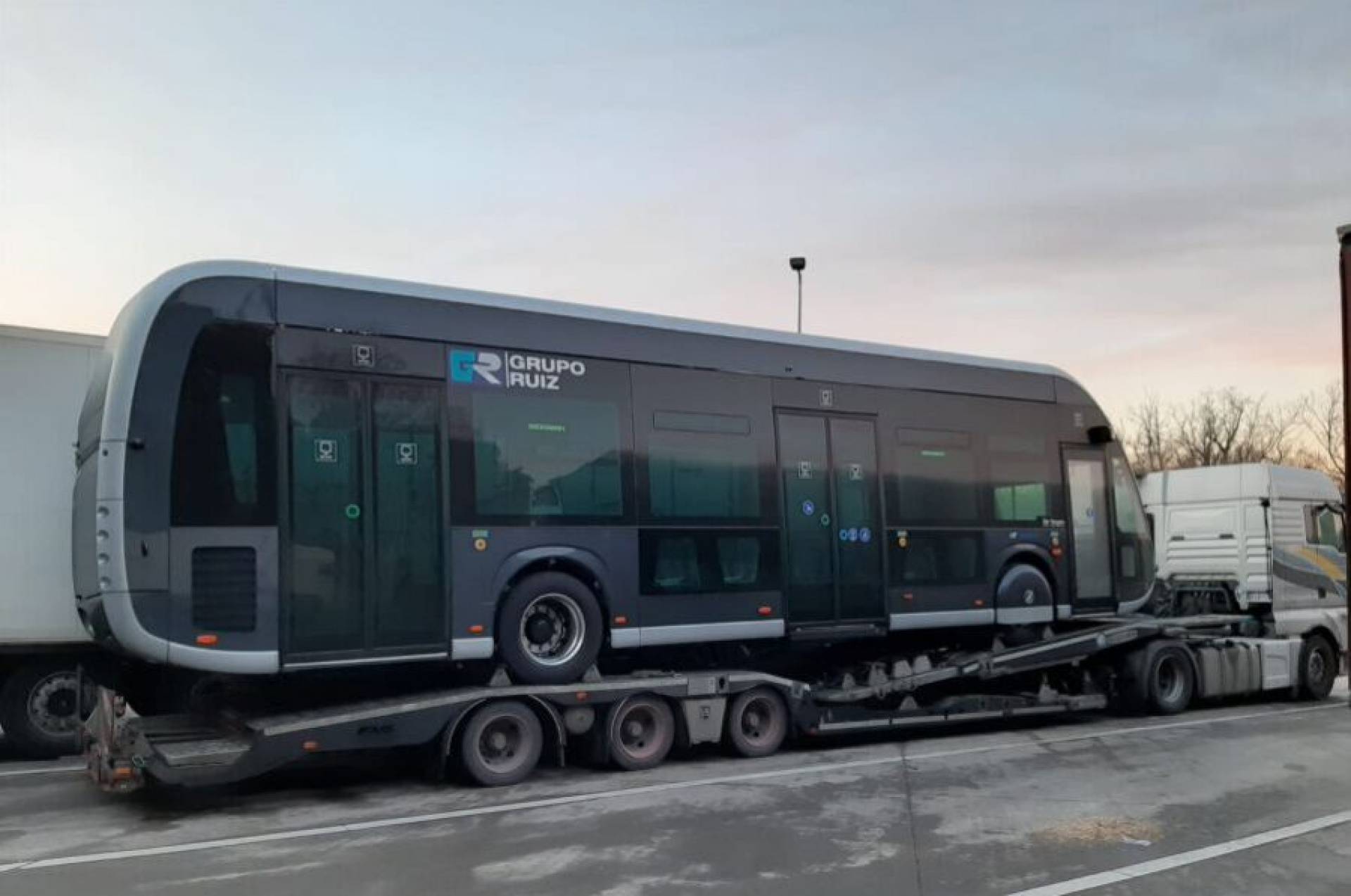 Nietypowy autobus pojawi się na ulicach Krakowa. Duże okna i opływowy kształt