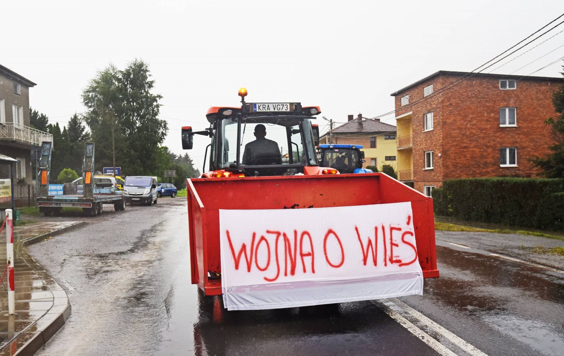 Zablokowali drogę koło Krakowa. "Skończyć z samowolką supermarketów"