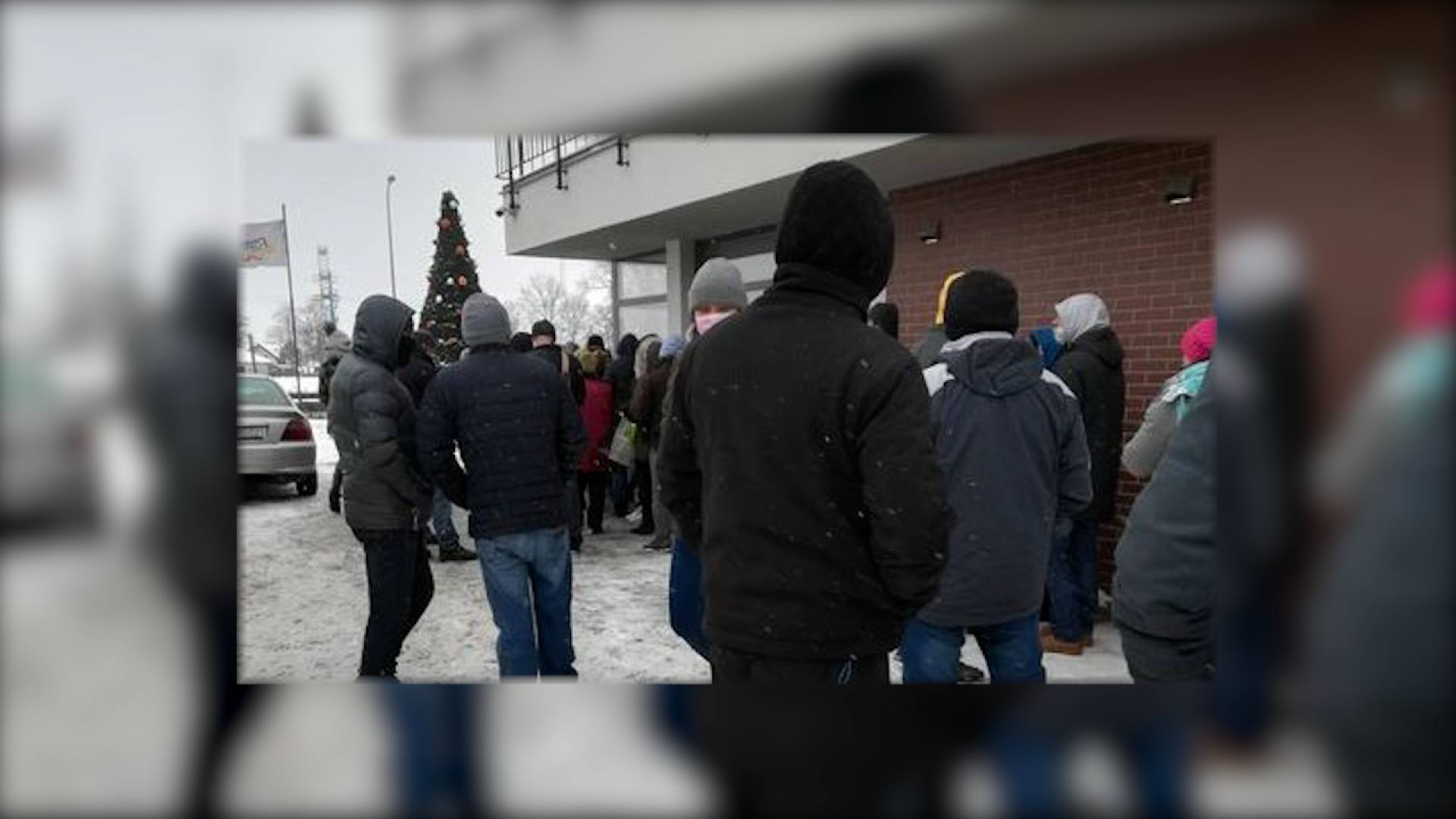 W Brzegach tłum ludzi czekał na żywność: "traktują nas jak bydło". Caritas odpowiada