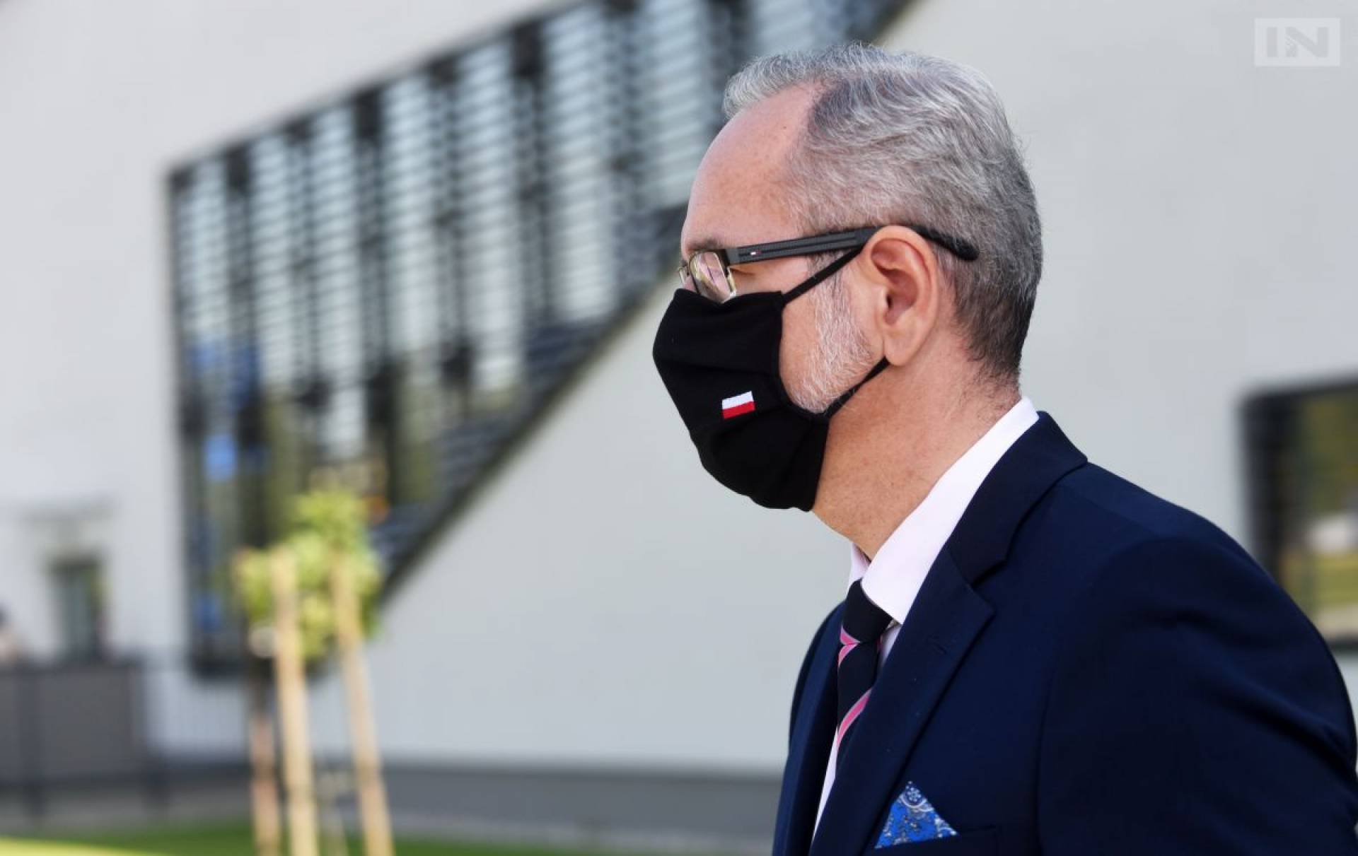 Dużo nowych zakażeń. Noszenie maseczek chirurgicznych obowiązkowe?