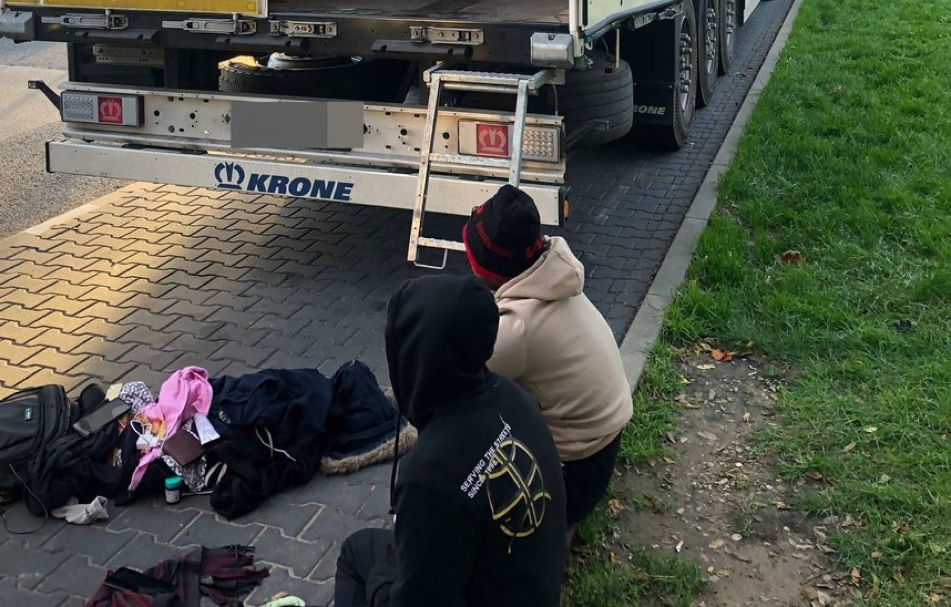Imigranci prawdopodobnie z Bangladeszu ukryci w naczepie tira. Kierowca nie zauważył