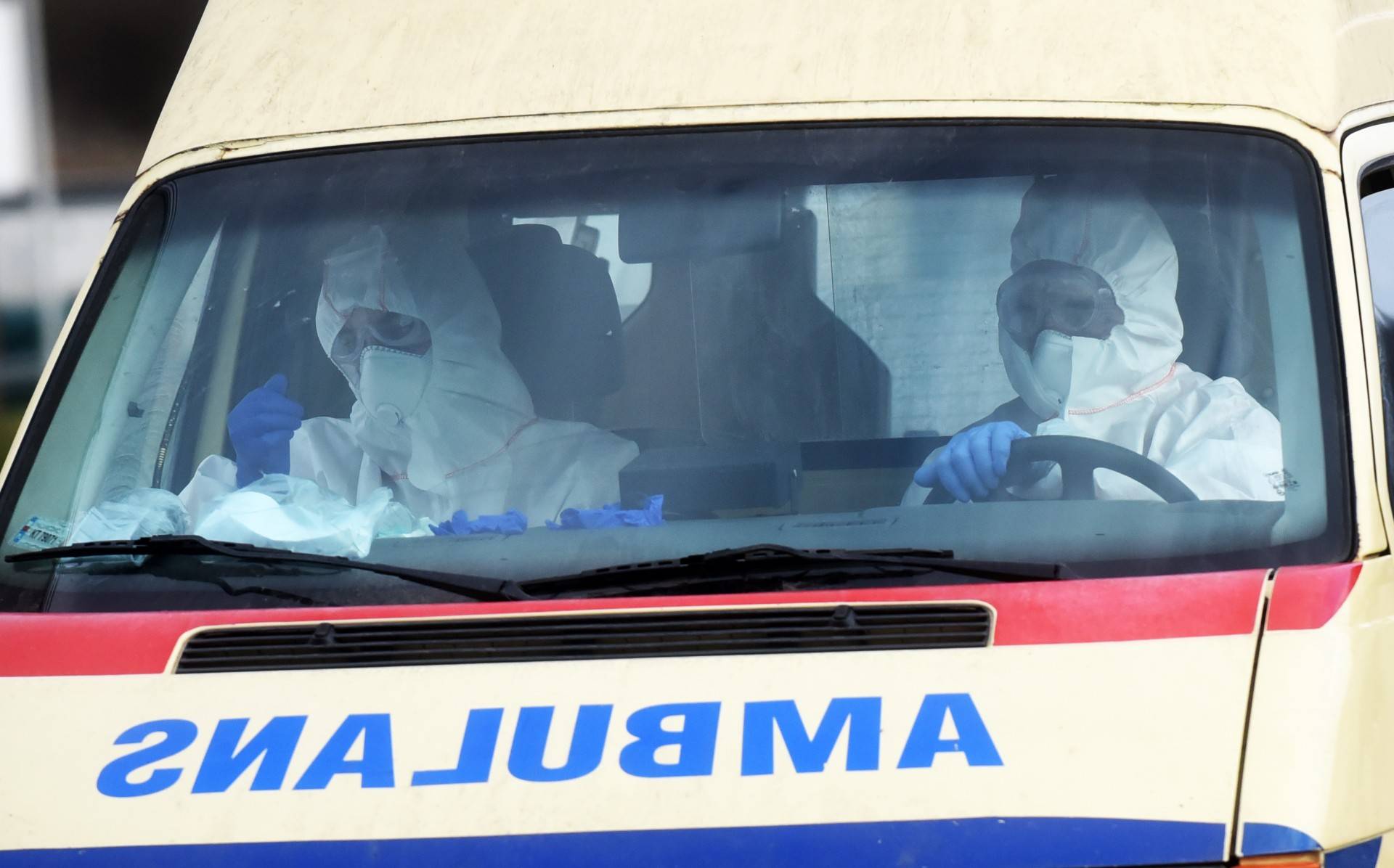Coraz szybciej przybywa chorych w szpitalach. Zmarły 82 osoby