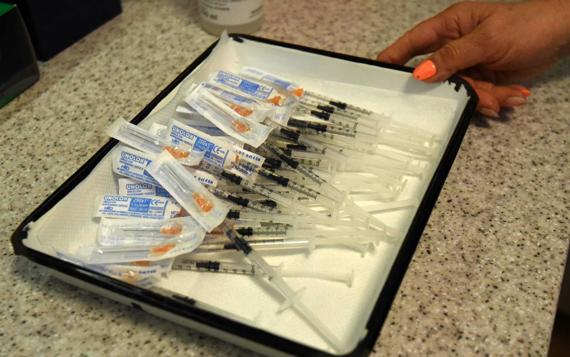 Pandemia i... antyszczepionkowcy w odwrocie. Najwięcej sceptyków u Hołowni i w Konfederacji