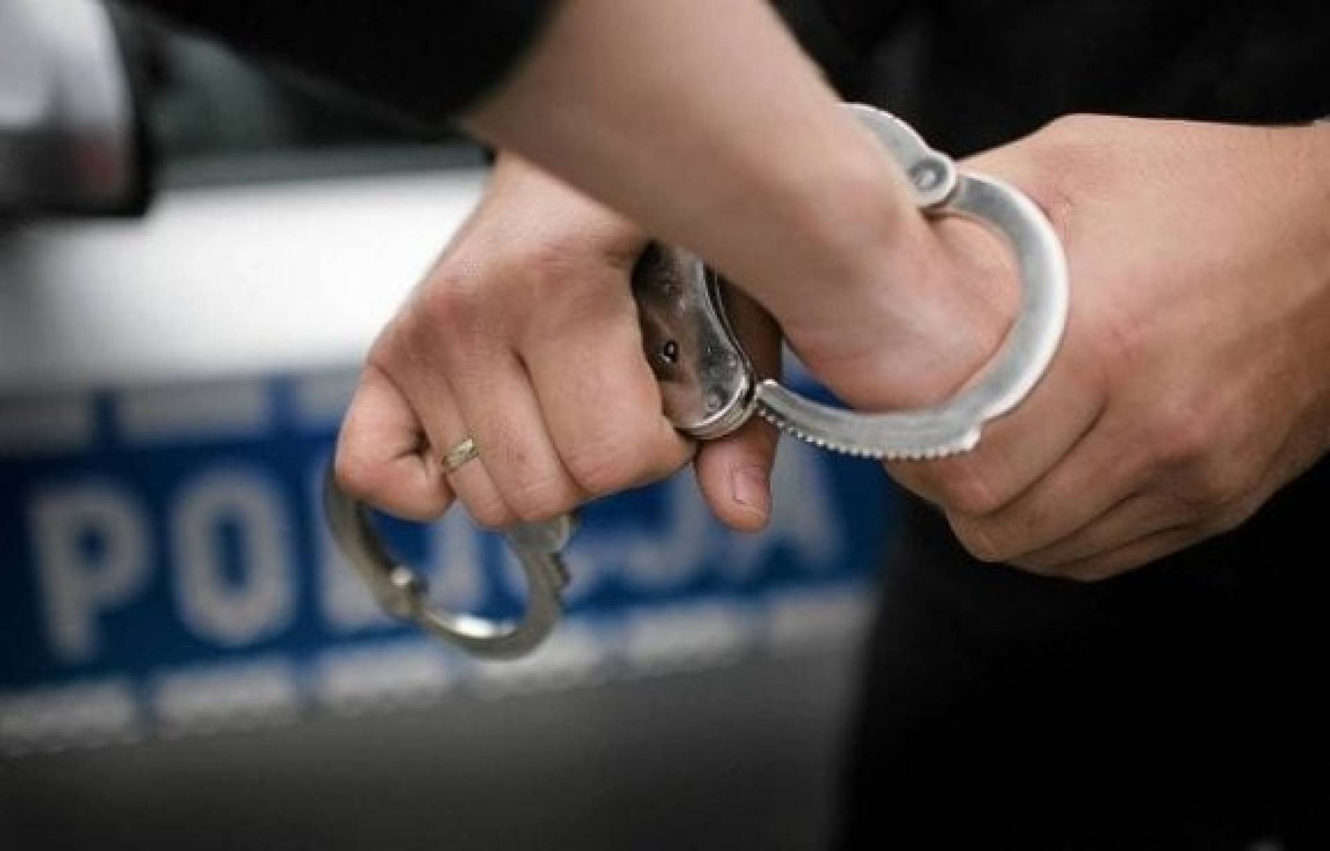 Policja zatrzymała go podczas ślubu. Pozwolono dokończyć ceremonię