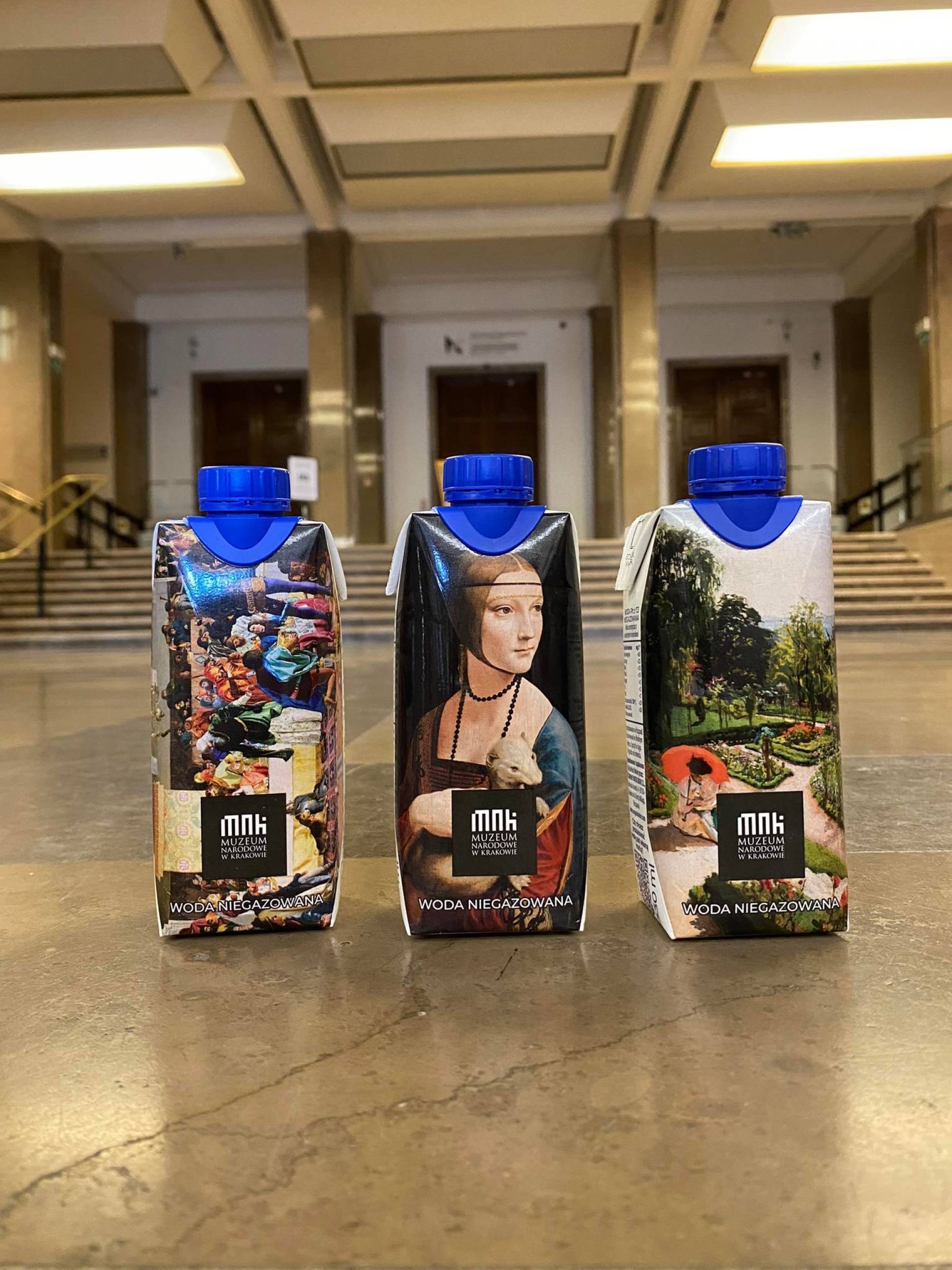 Po co zapakowano wodę w kartony? Muzeum tłumaczy się z akcji  promocyjnej