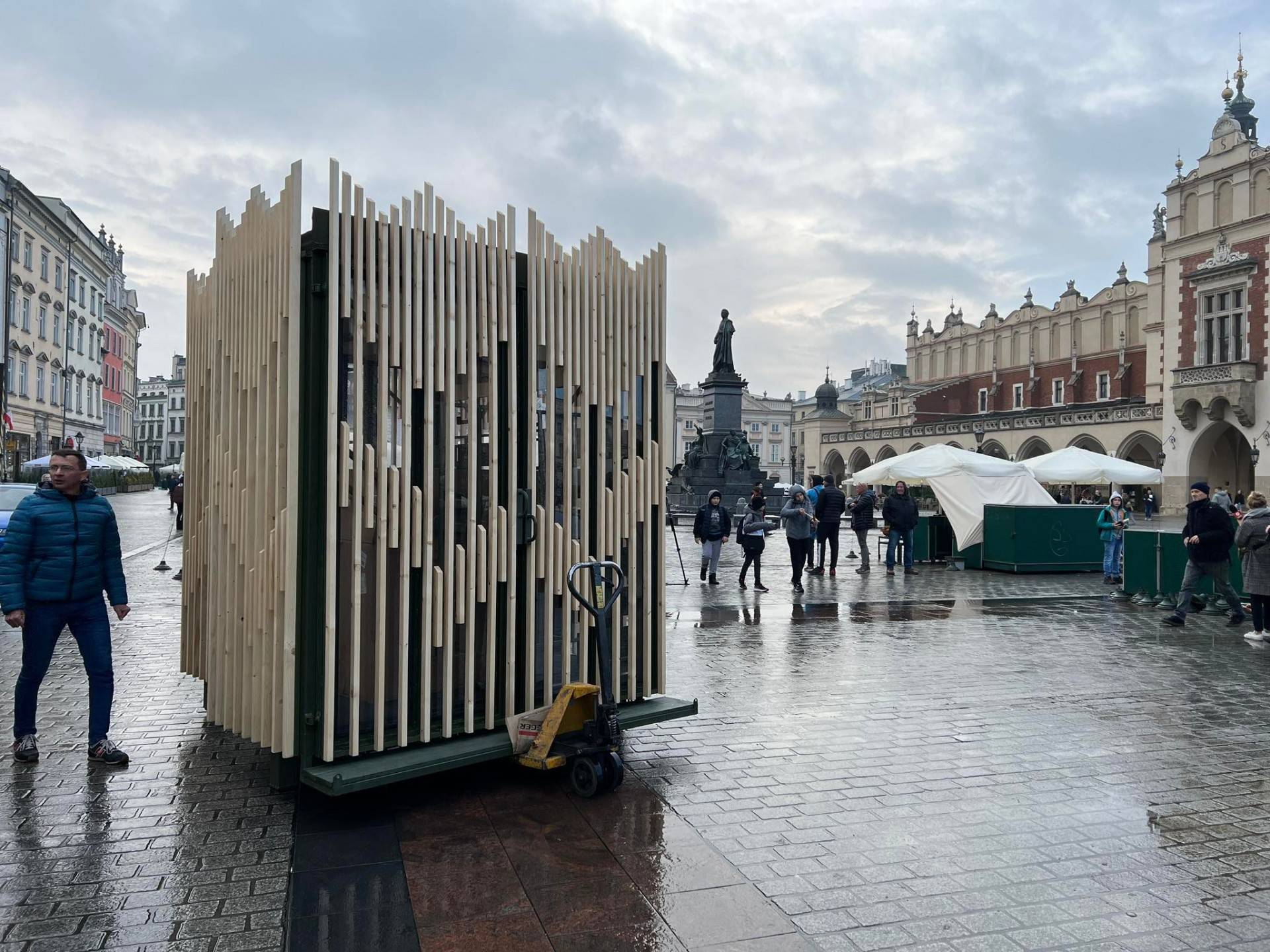 Na Rynku postawiono prototyp nowego stoiska dla kwiaciarek
