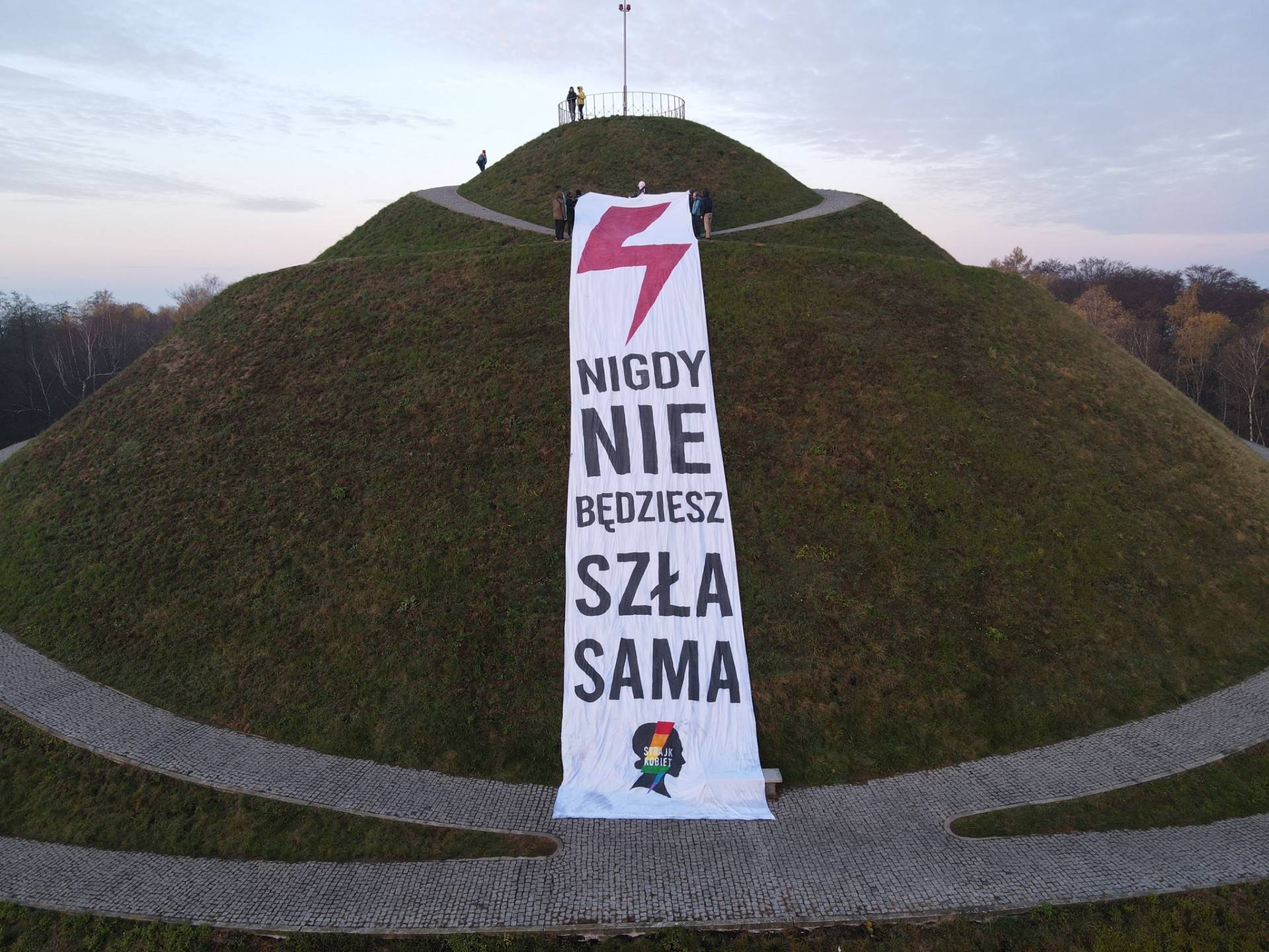 Kopiec Piłsudskiego "zdobyty" przez Strajk Kobiet