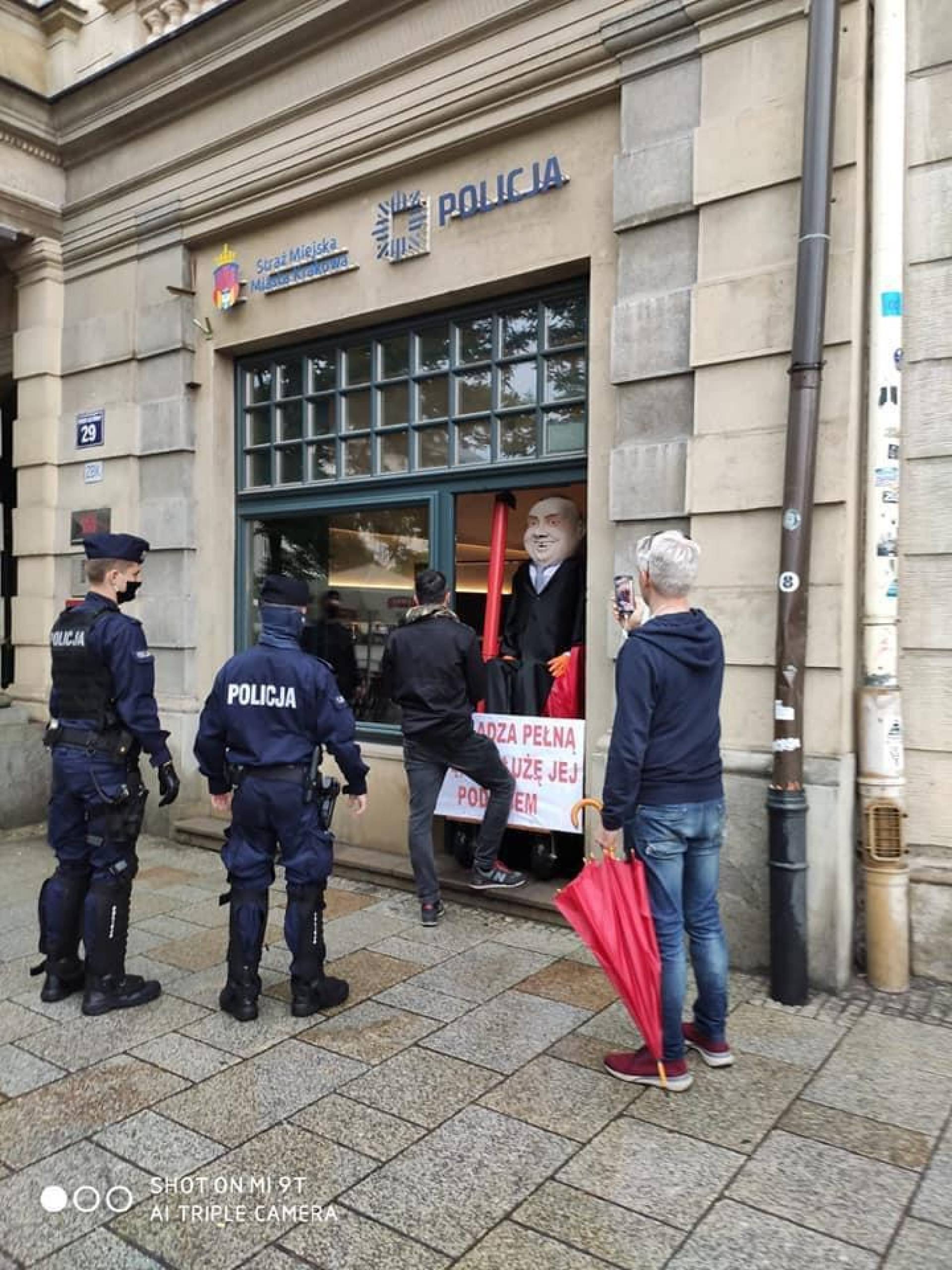Policja ma zwrócić "aresztowaną" kukłę z długopisem, przypominała Andrzeja Dudę