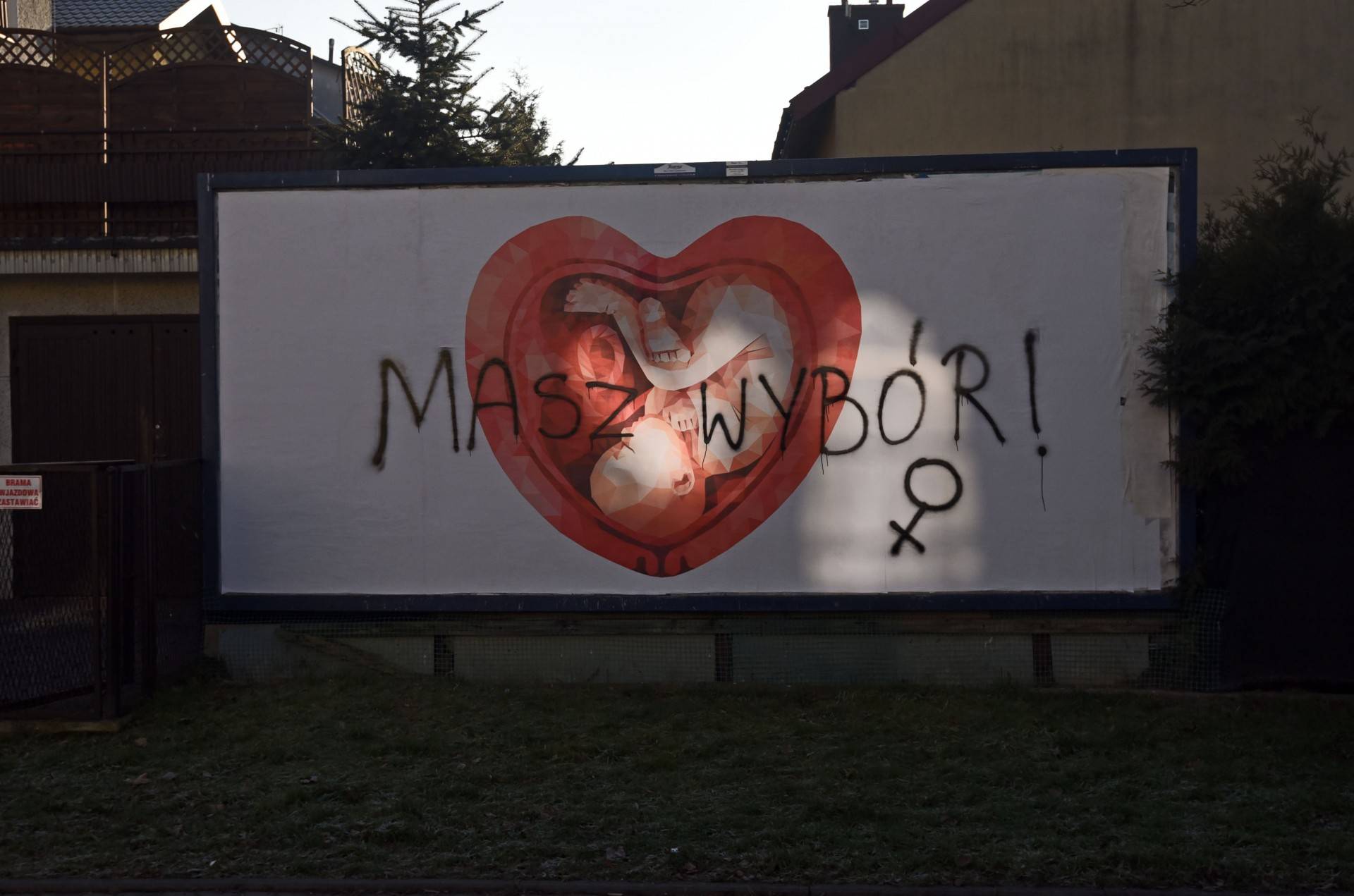 Plakaty rosyjskiej artystki zniszczone. Nie przedstawiały drastycznych treści