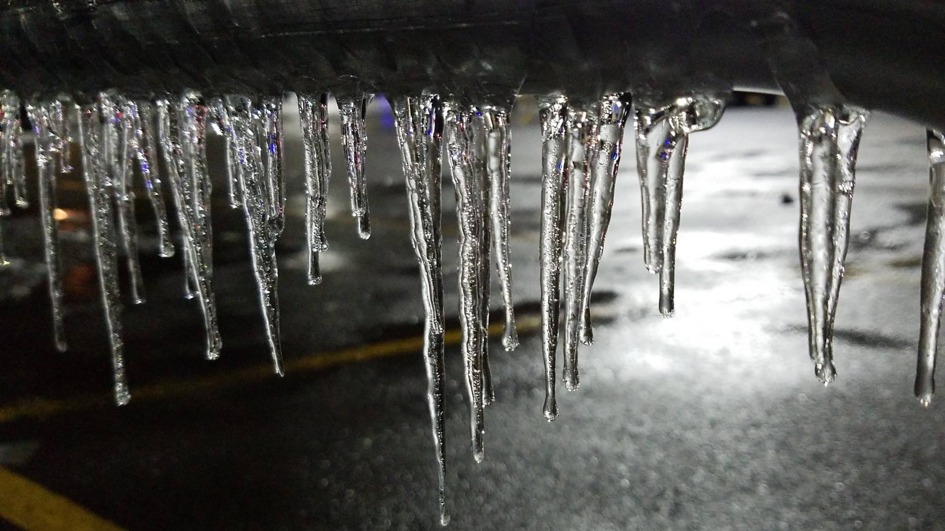 Uwaga kierowcy! Marznący deszcz i gołoledź. Śliskie będą też chodniki