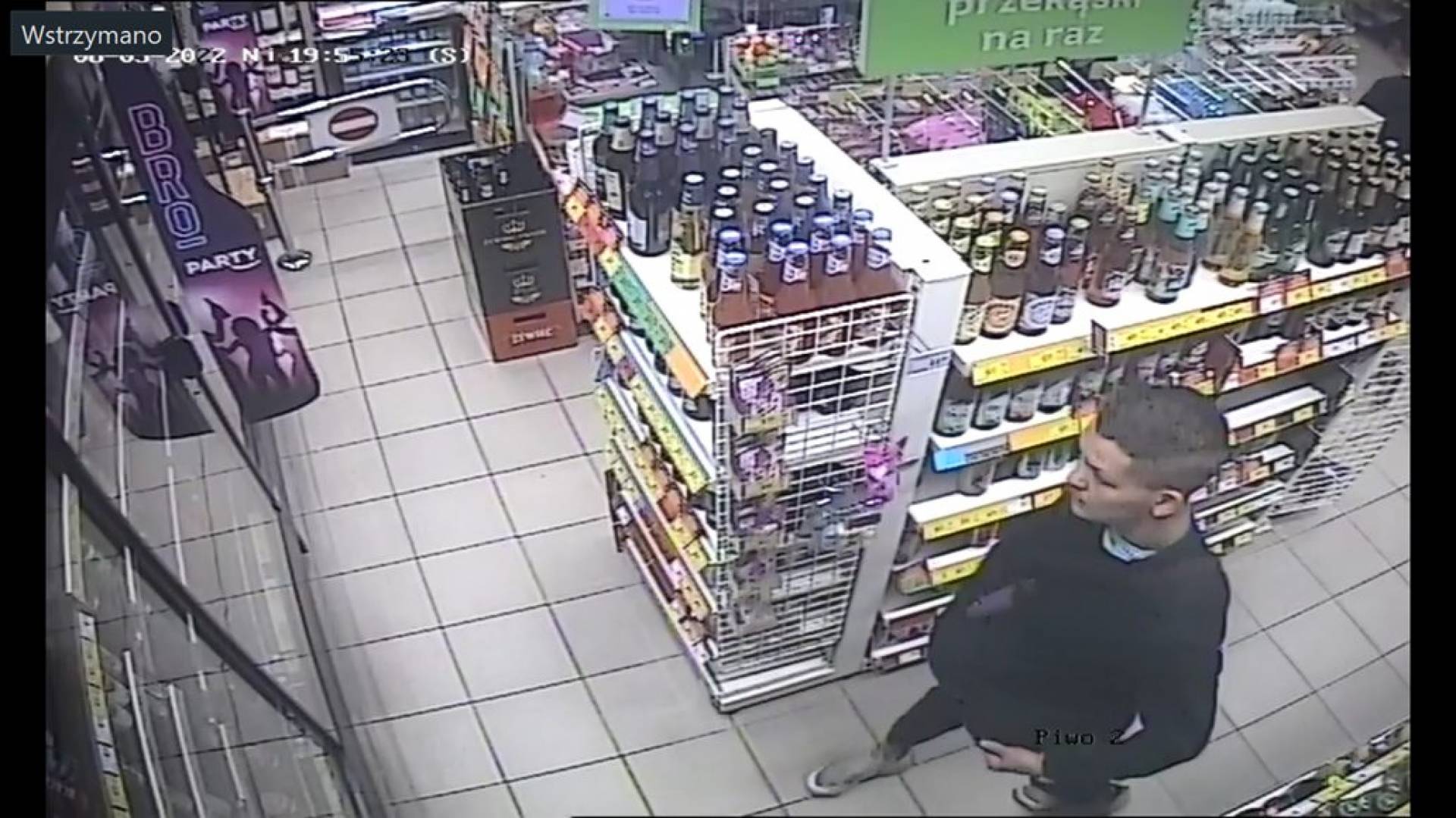 Kto rozpoznaje tego złodzieja? Nie pomogła interwencja pracownika sklepu