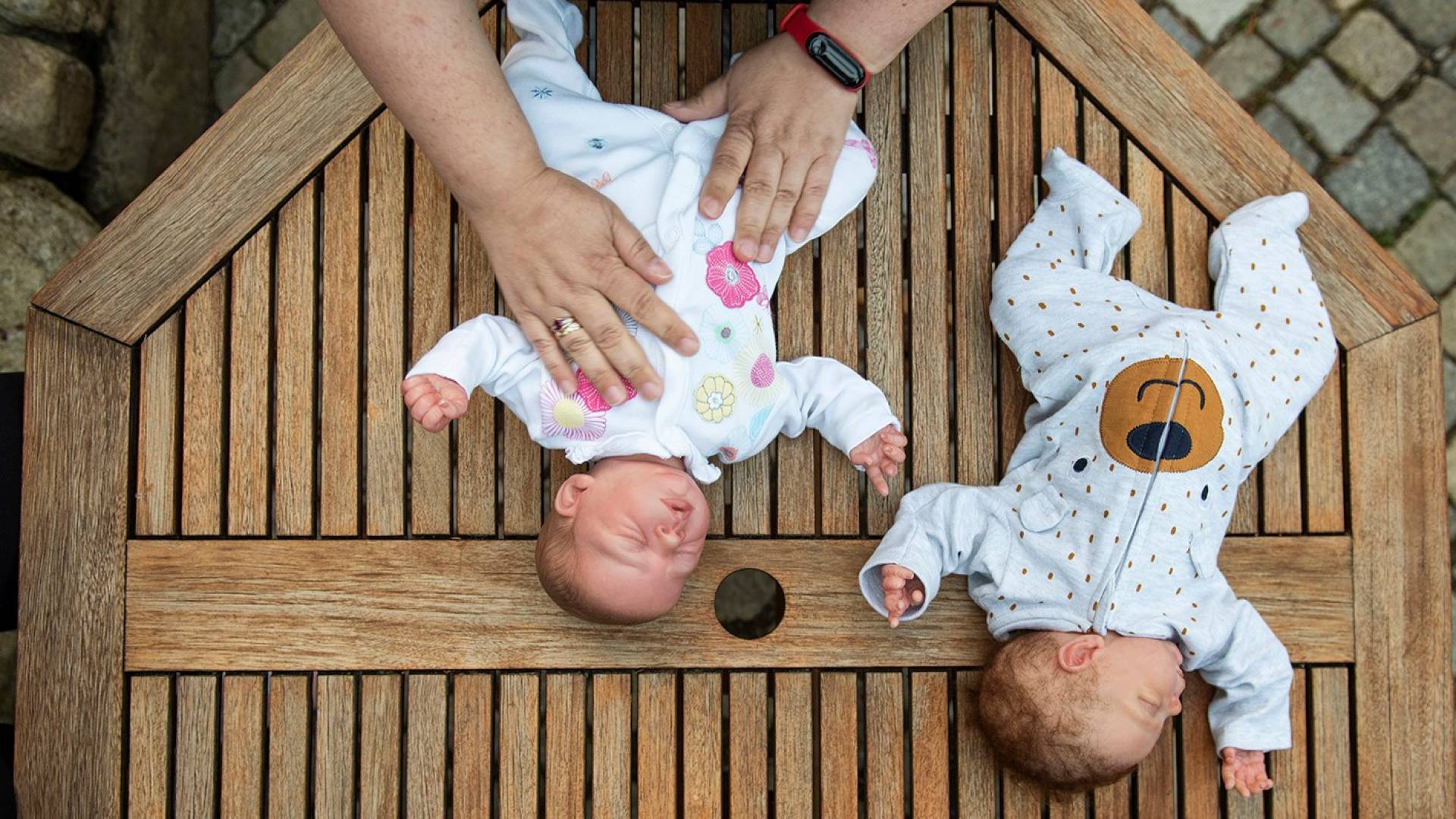 Sztuczne dzieci, które można adoptować. Niezwykły fotoreportaż