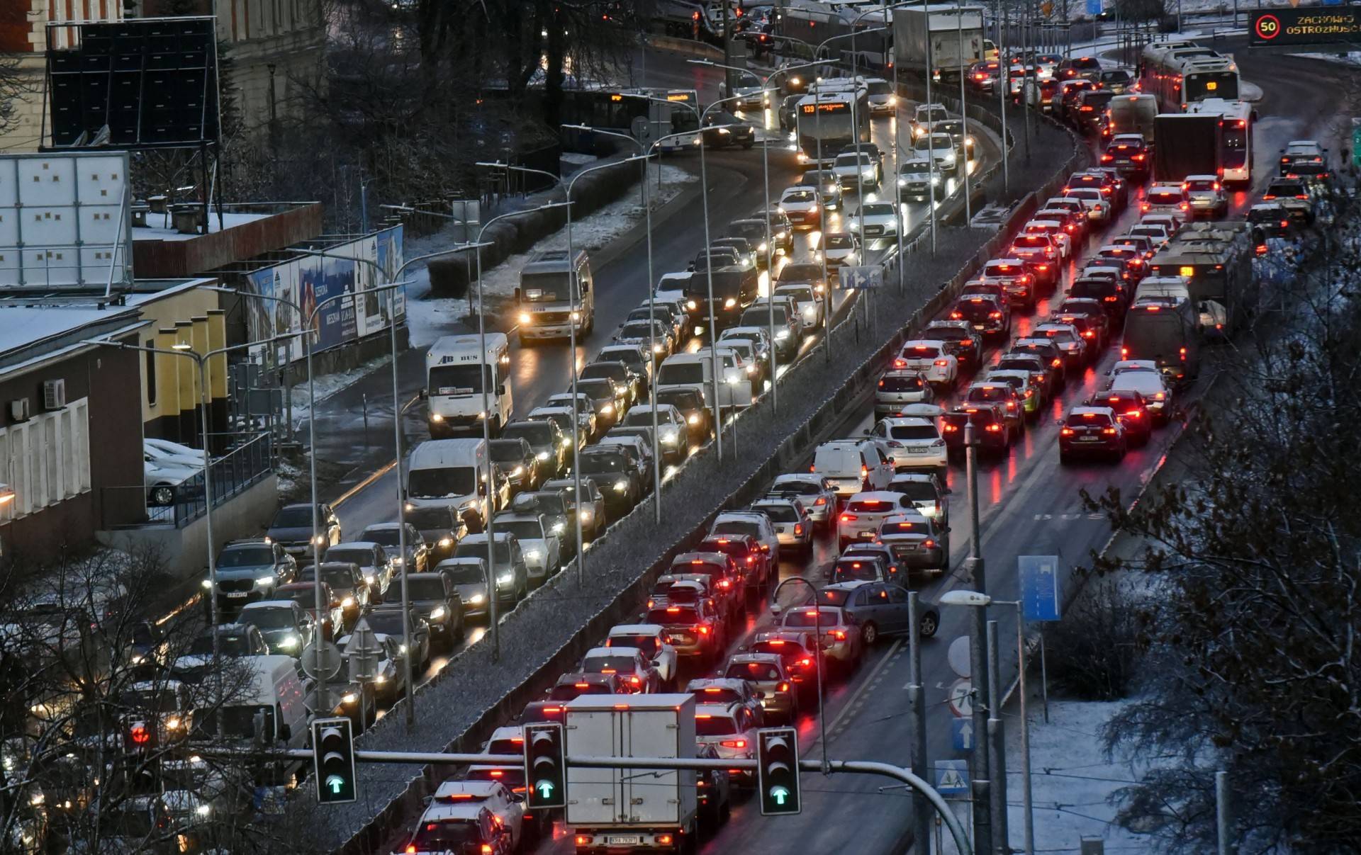 Skoro jest zima, to musi być... śnieżna burza i gigantyczne korki