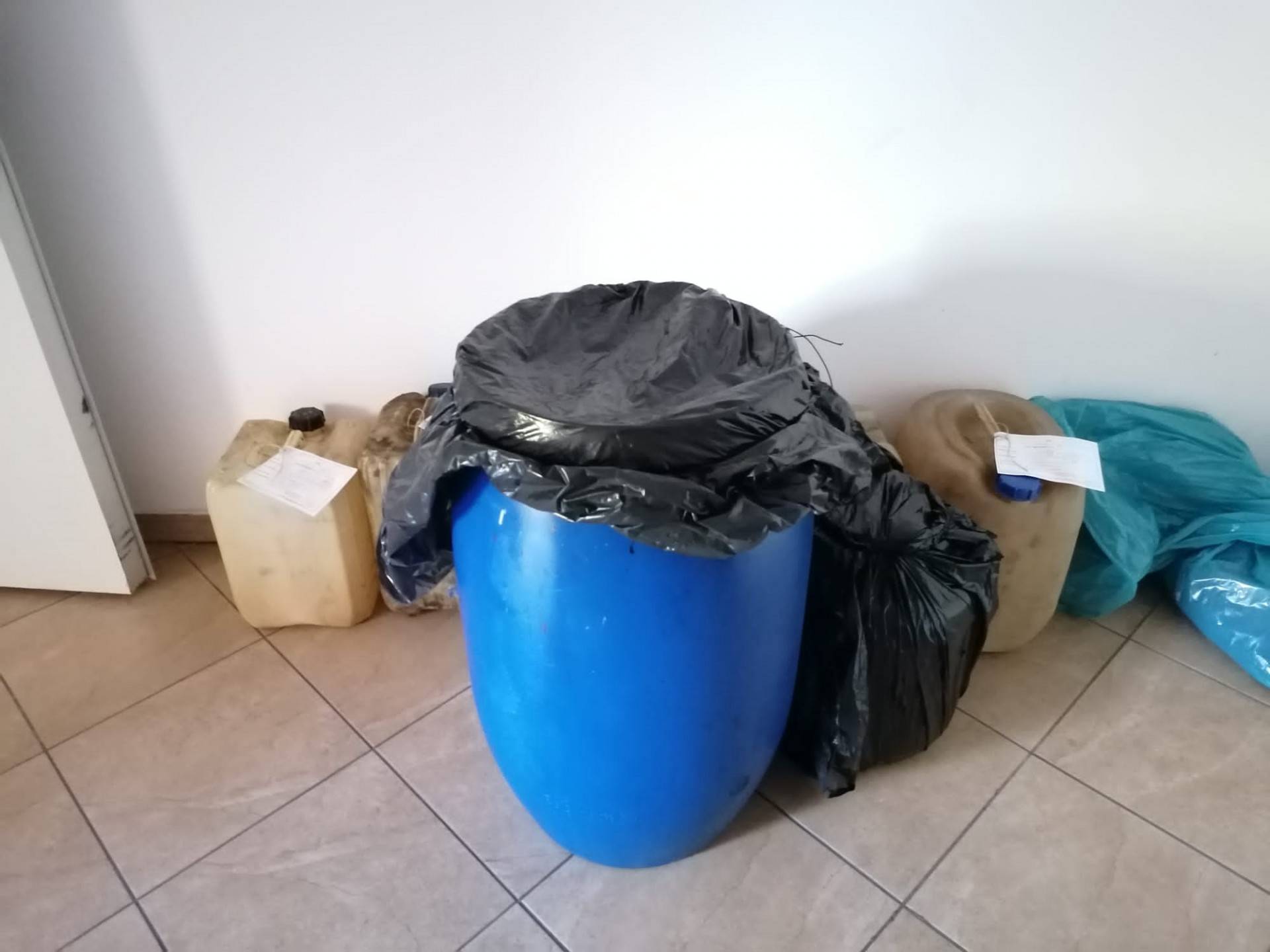 W Krakowie znów kradzieże paliwa z zaparkowanych samochodów. Zatrzymana para złodziei