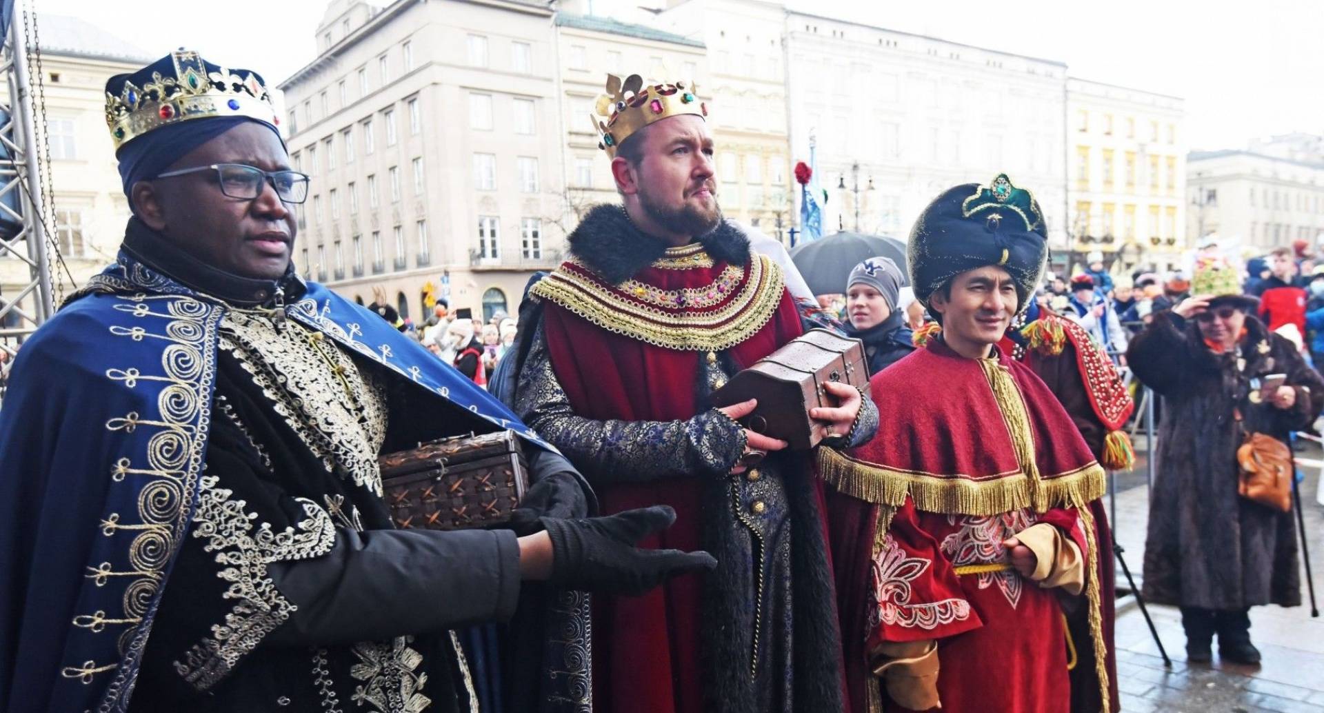 Niebieski, czerwony, zielony: tradycyjny orszak i pomoc dla bezdomnych