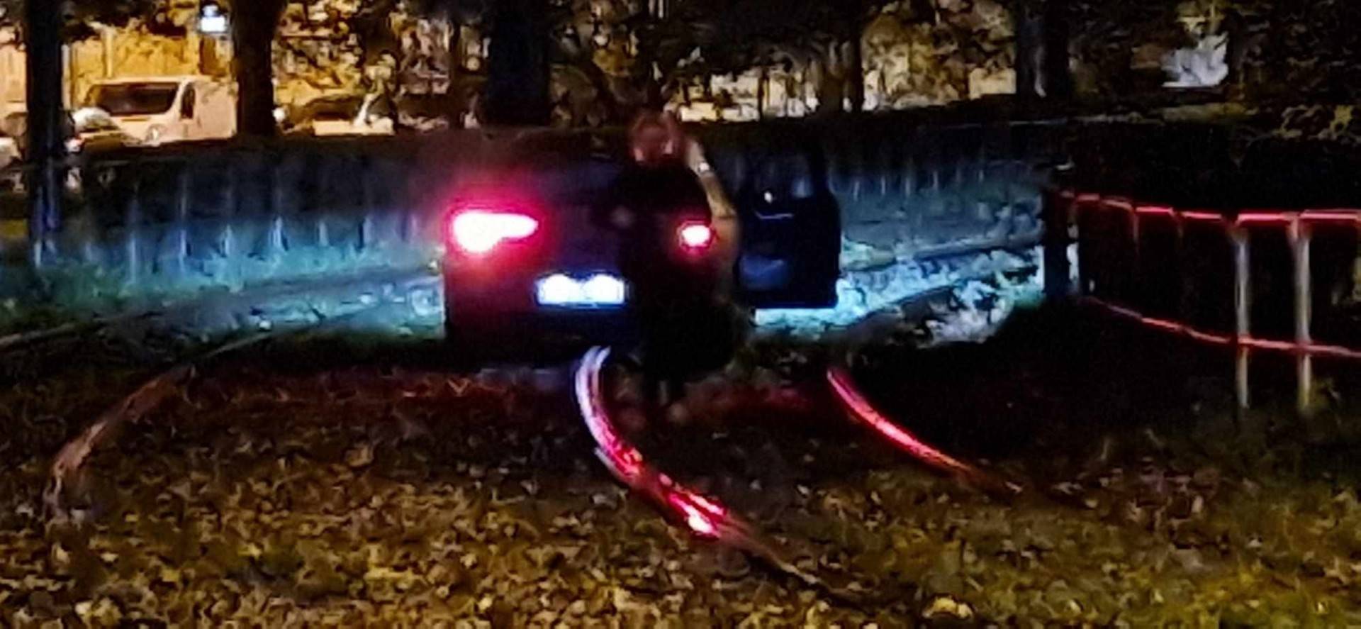 Wjechała autem na torowisko i... utknęła. Winę zrzucała na GPS