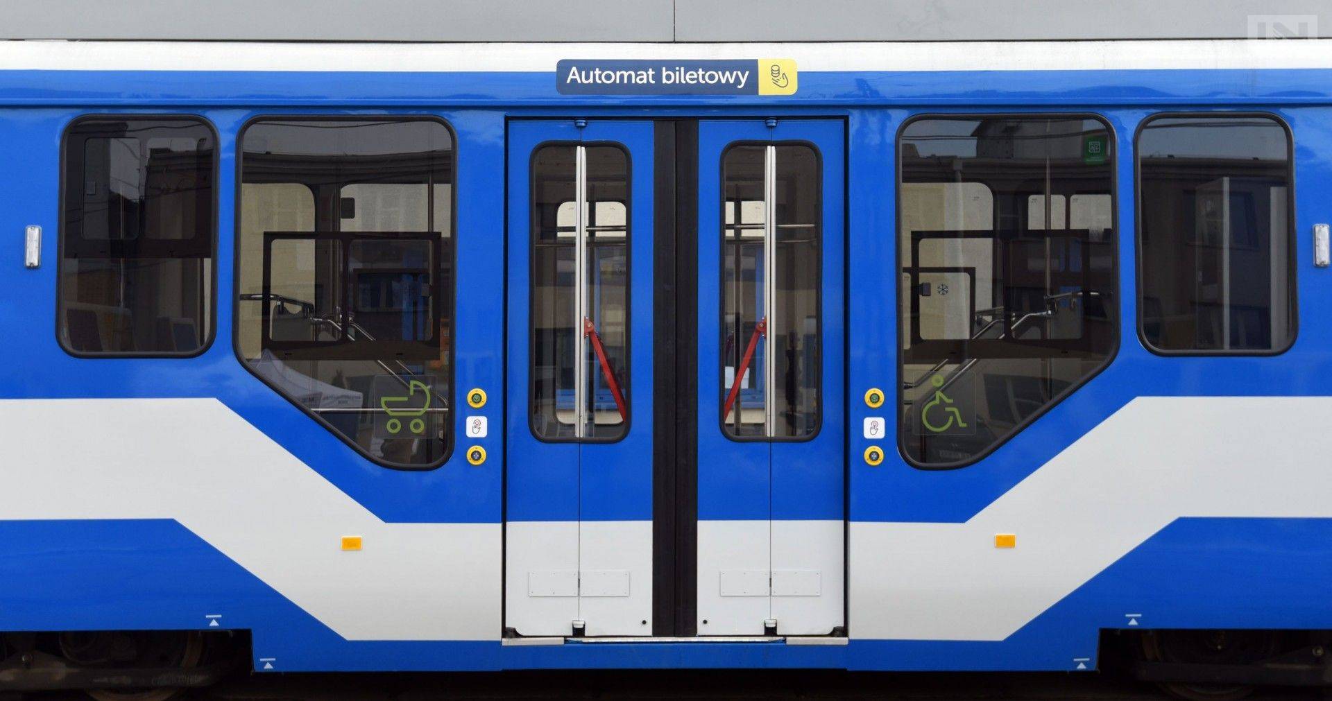 Zderzenie tramwaju z samochodem, duże utrudnienia w komunikacji miejskiej
