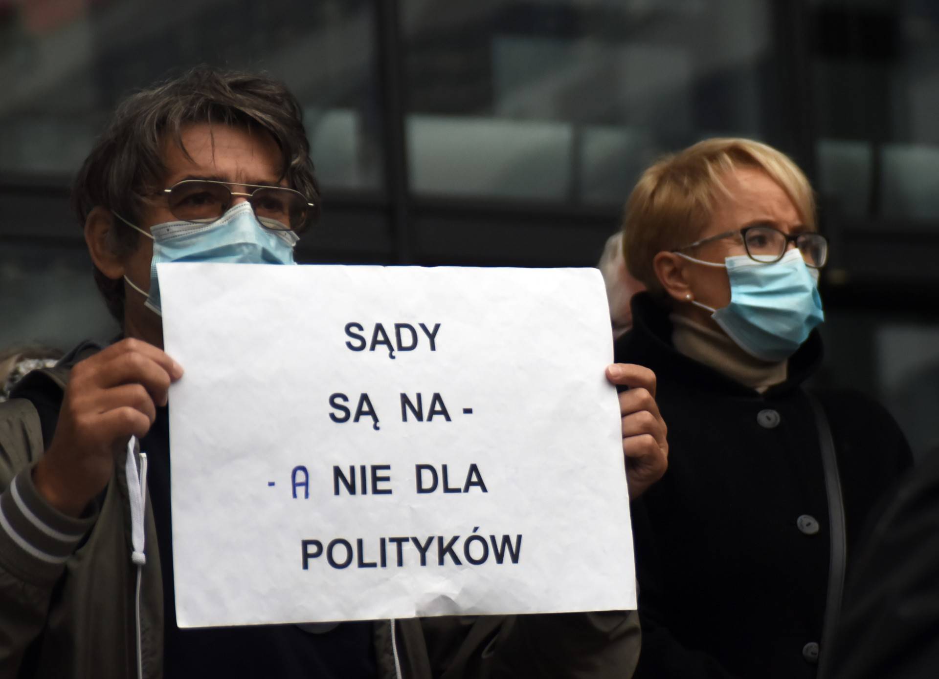 Protest przed krakowskim sądem: przeciwko szykanowaniu sędzi Morawiec