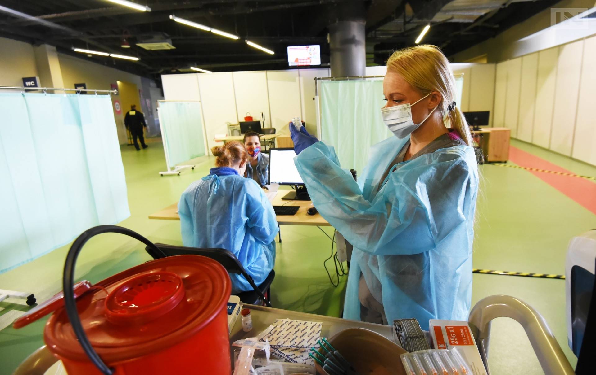 Znaczący spadek wykrytych zakażeń. Obowiązkowe szczepienia na COVID w kraju UE