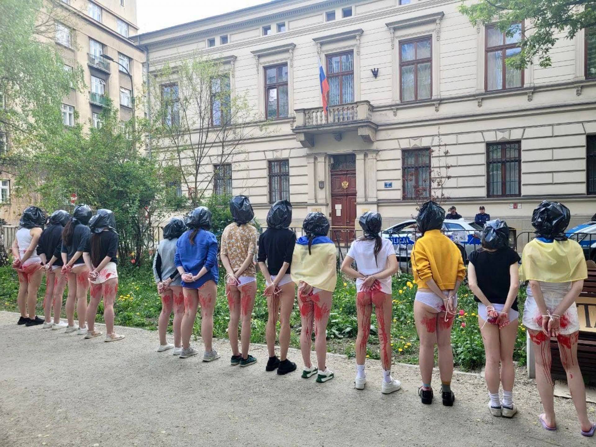 W workach na głowie, umazane sztuczną krwią. Protest przed rosyjskim konsulatem
