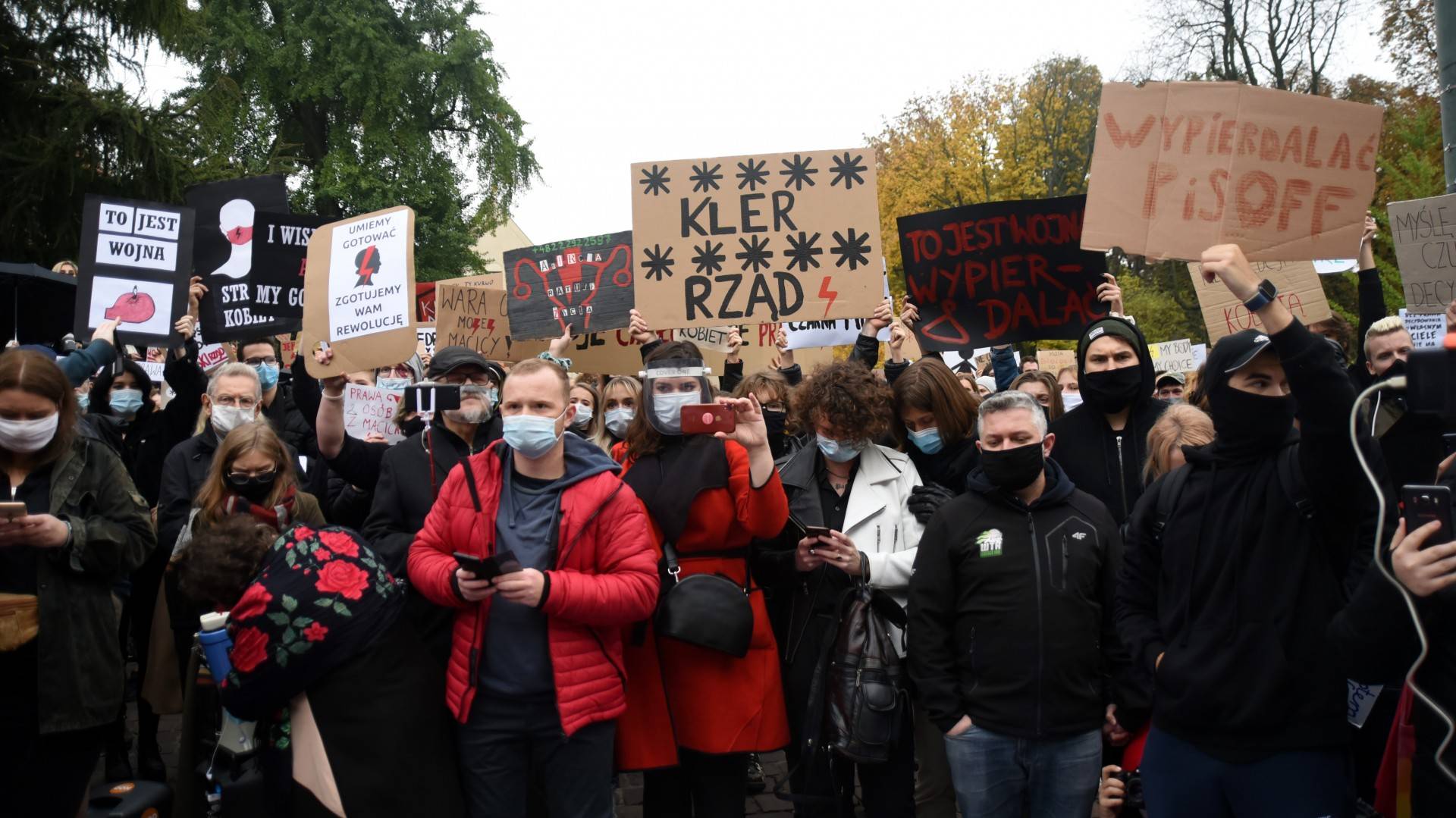 Wielotysięczny, pełen gniewu tłum przed kurią. Nie przebierali w słowach
