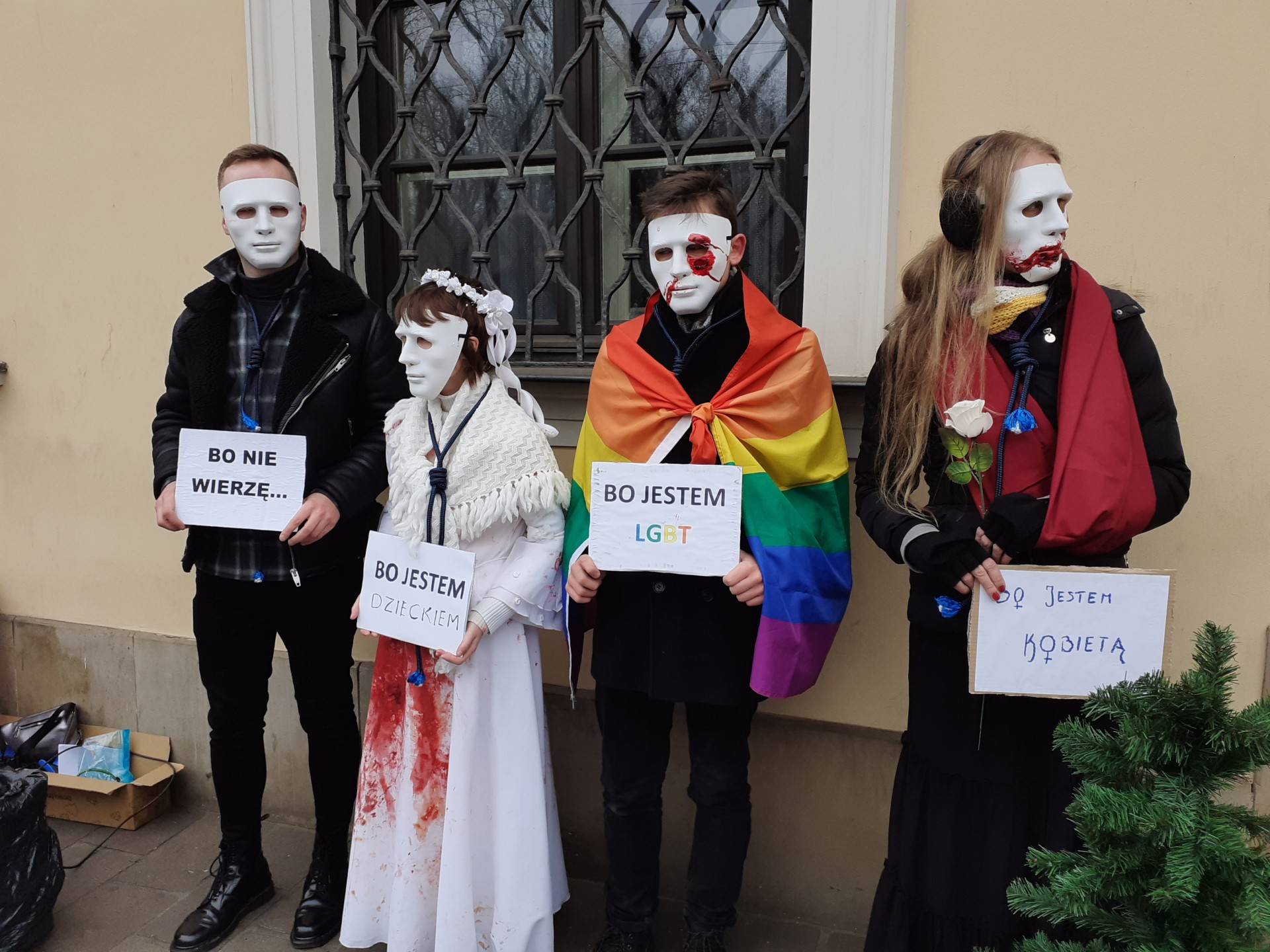 "Choinka dla Jędraszewskiego". Protest przed kurią