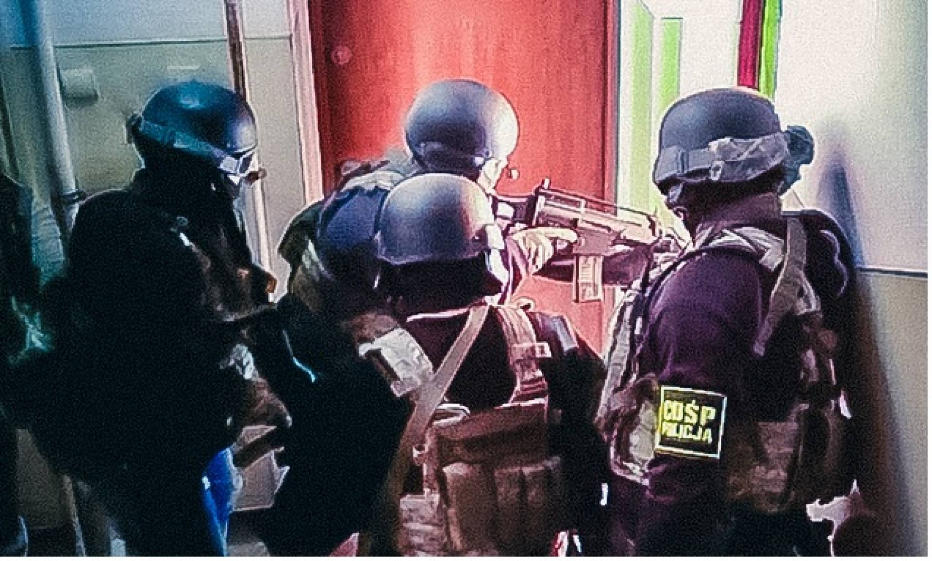 Amfetamina w butelkach po śliwowicy. Strzały podczas akcji policji (film)