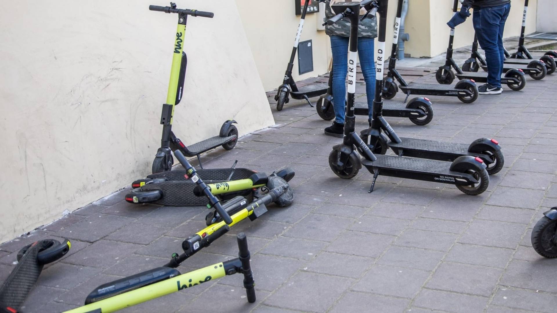 Hulajnogi pod kontrolą? Mają jeździć wolniej i nie parkować gdzie popadnie