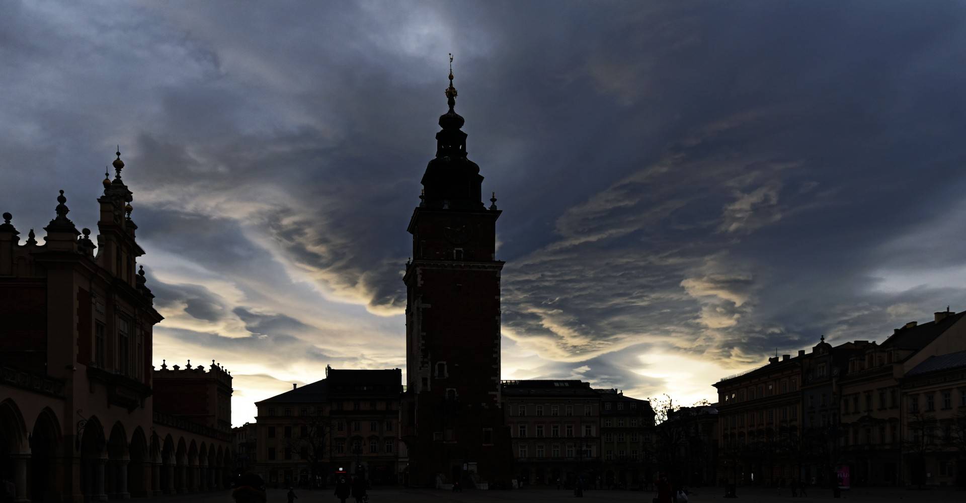Wieczorem burze nad Krakowem, może spaść grad