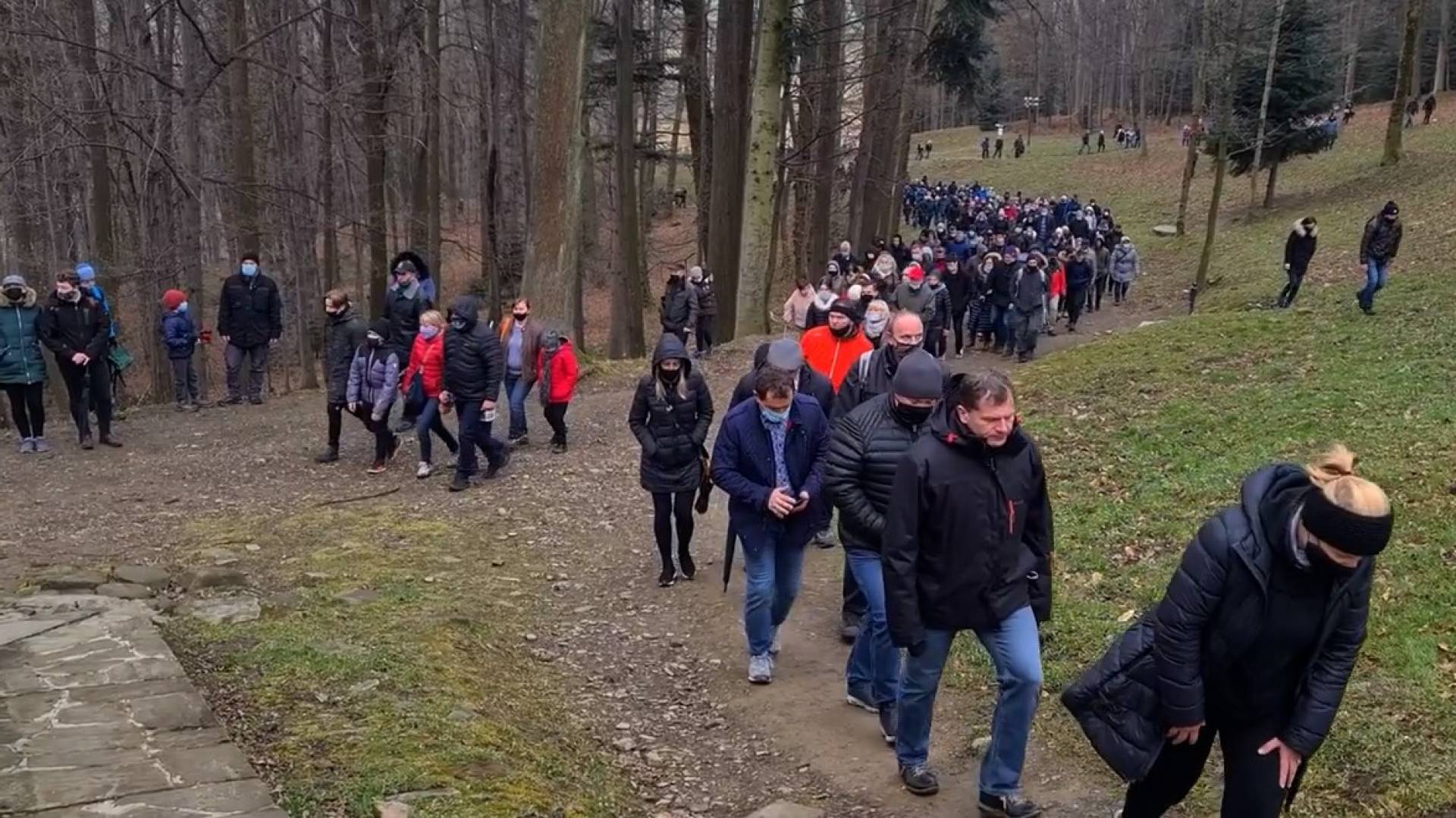 Misterium w Kalwarii odwołane, mimo to na dróżkach tłumy pielgrzymów