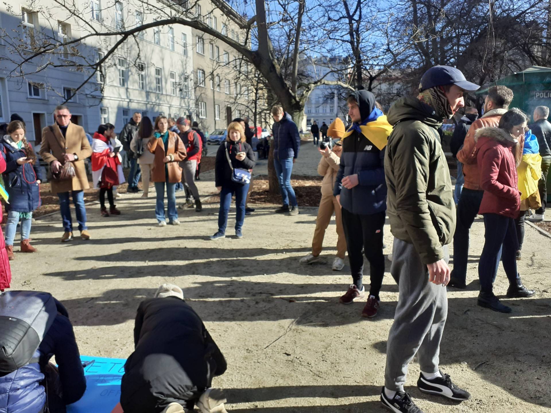 Ludzie gromadzą się przed rosyjskim konsulatem. Policja apeluje o zachowanie spokoju