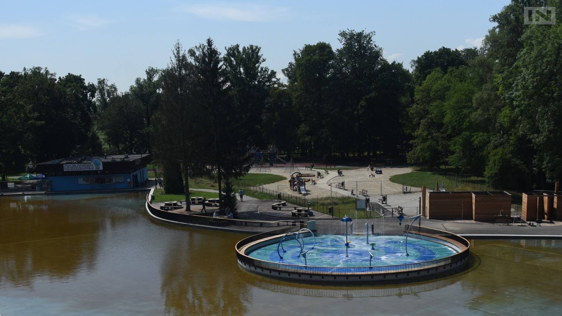 Dlaczego tężnia może działać, a wodny plac zbaw nie?