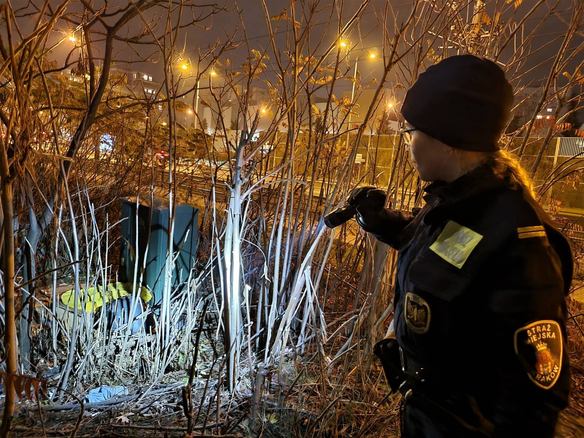 Szukali schronienia w dawnej ogrzewalni, jeden mężczyzna nie żyje