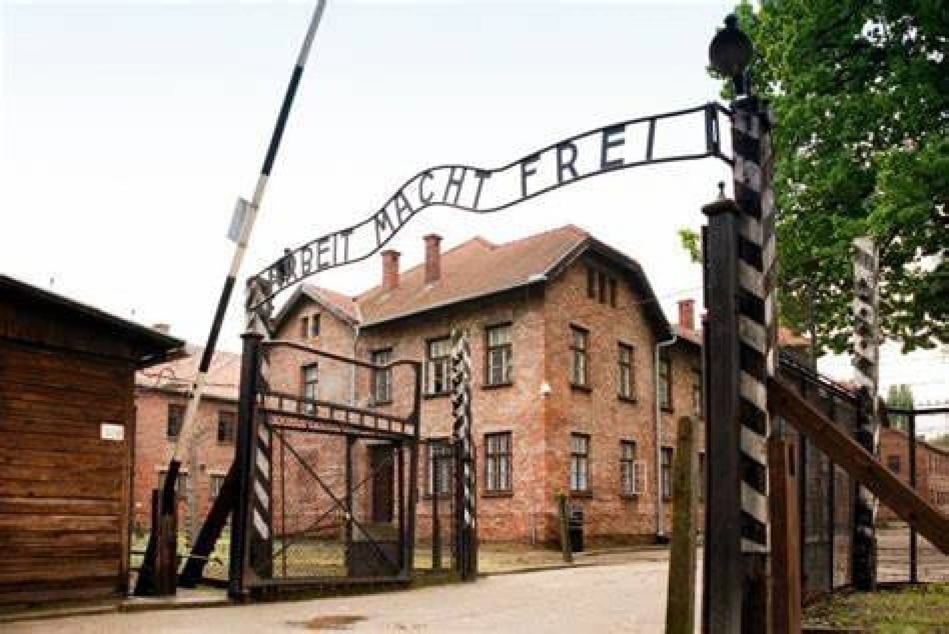 Hajlowała na tle bramy „Arbeit Macht Frei”. Interweniowała policja