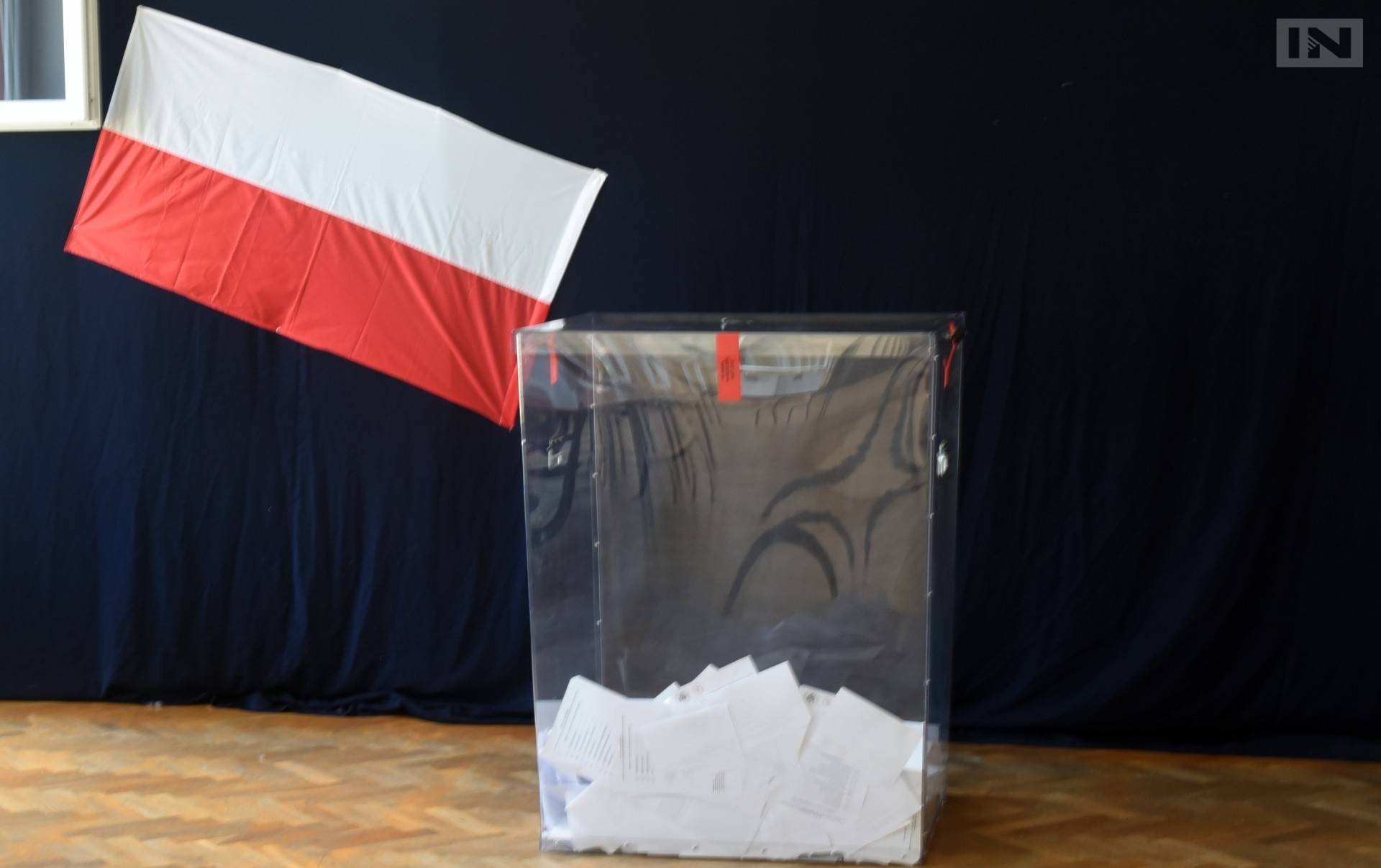 Kraków: członkini komisji usiłowała wynieść karty do głosowania